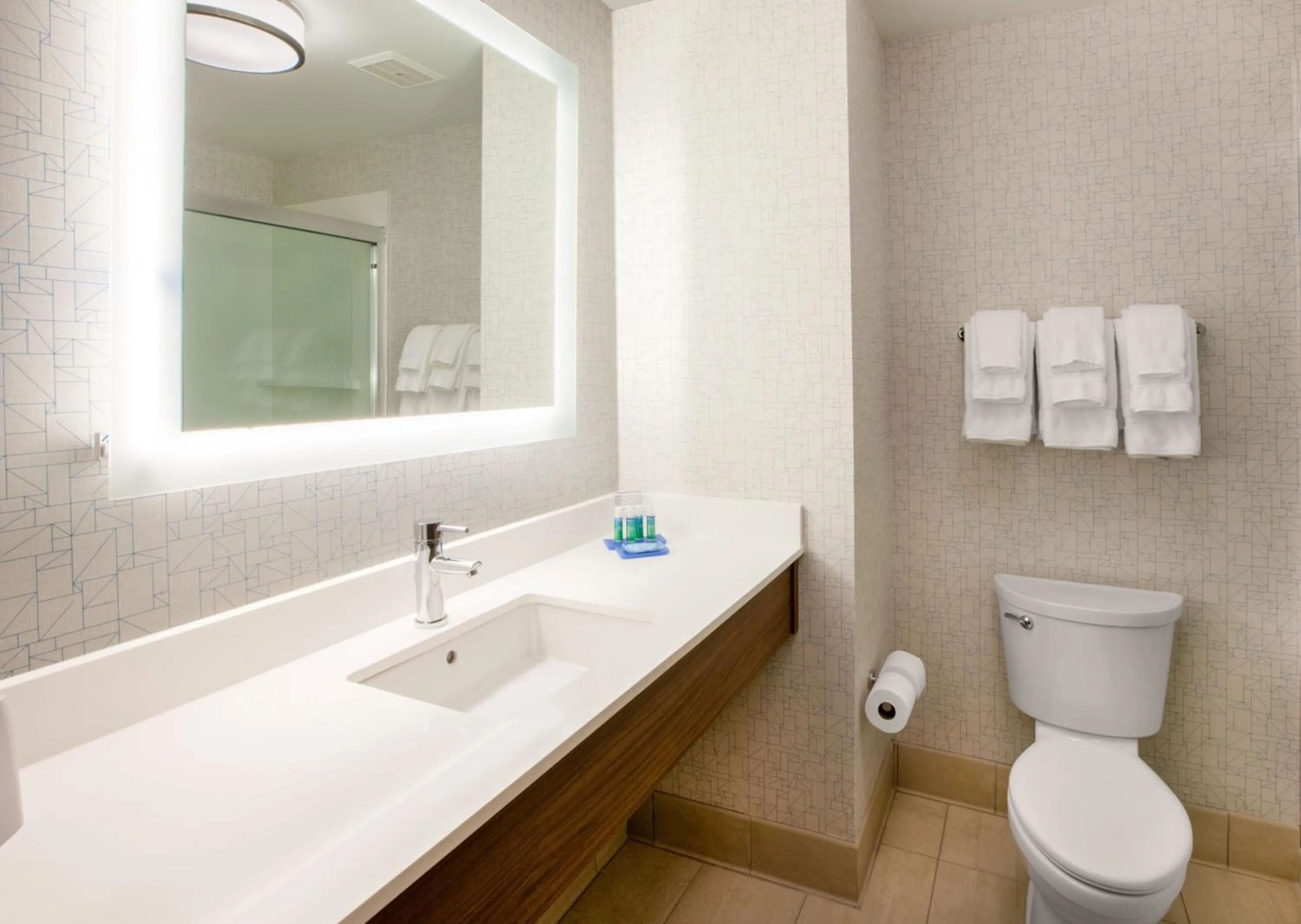 Standard Queen Room with Two Queen Beds in Holiday Inn Express Hotel & Suites Los Angeles Airport Hawthorne by IHG