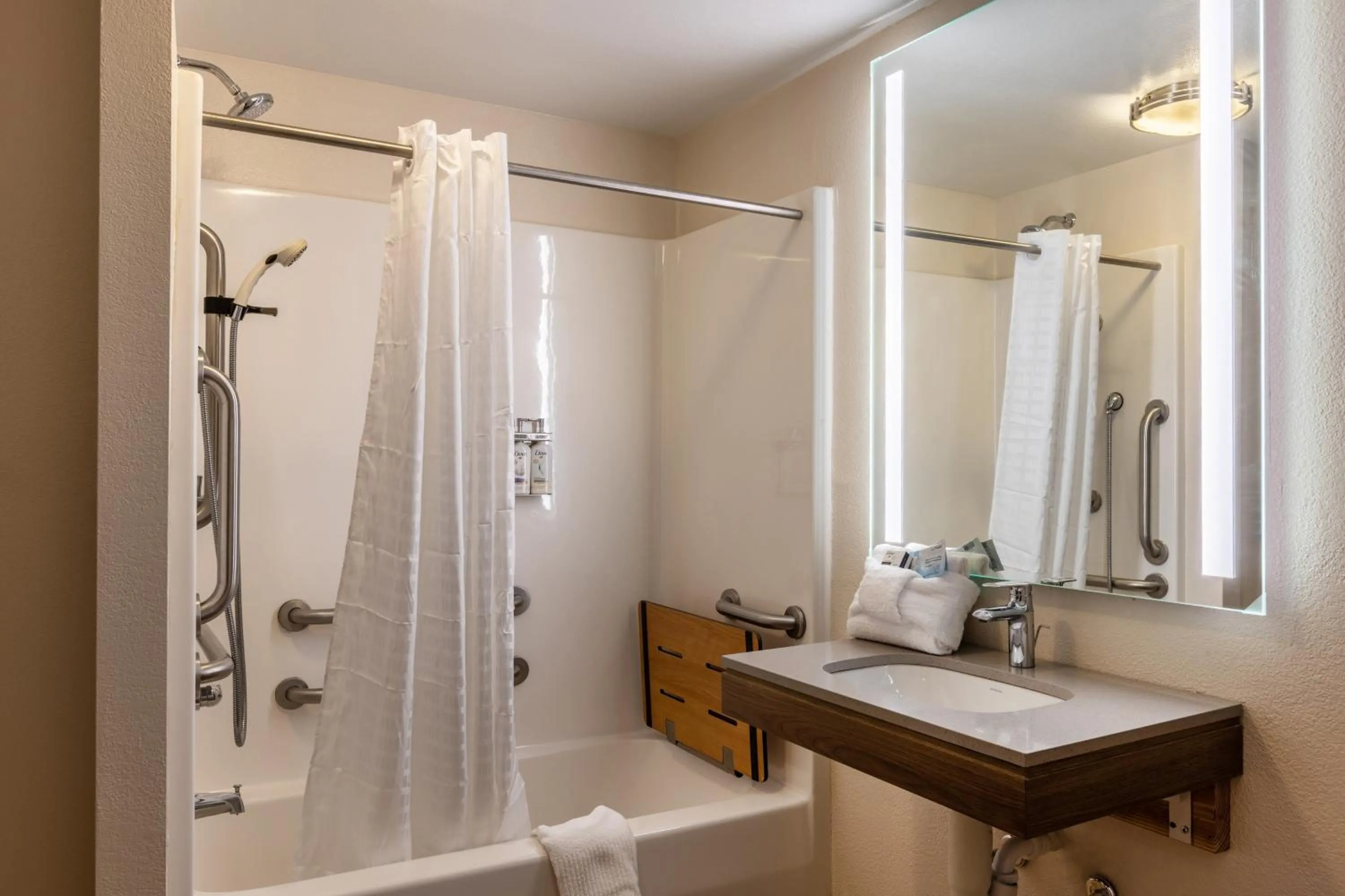 Queen Room with Mobility Accessible Tub - Non-Smoking in Candlewood Suites - Bluffton-Hilton Head by IHG