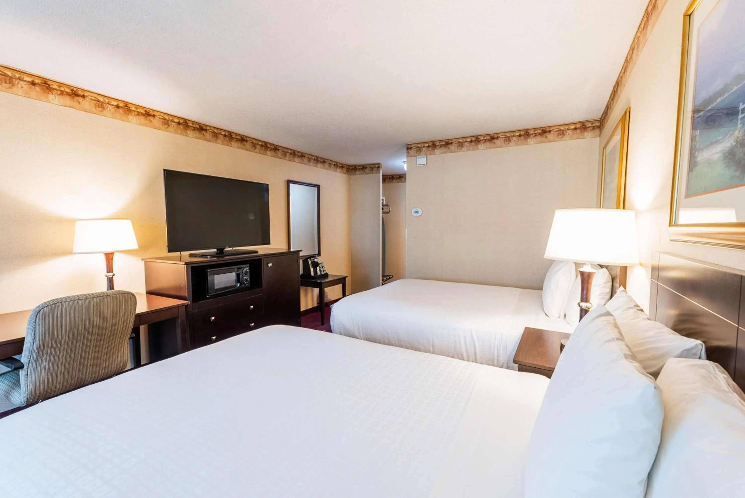 A Room with Two Double Beds in Fireside Inn & Suites Portland