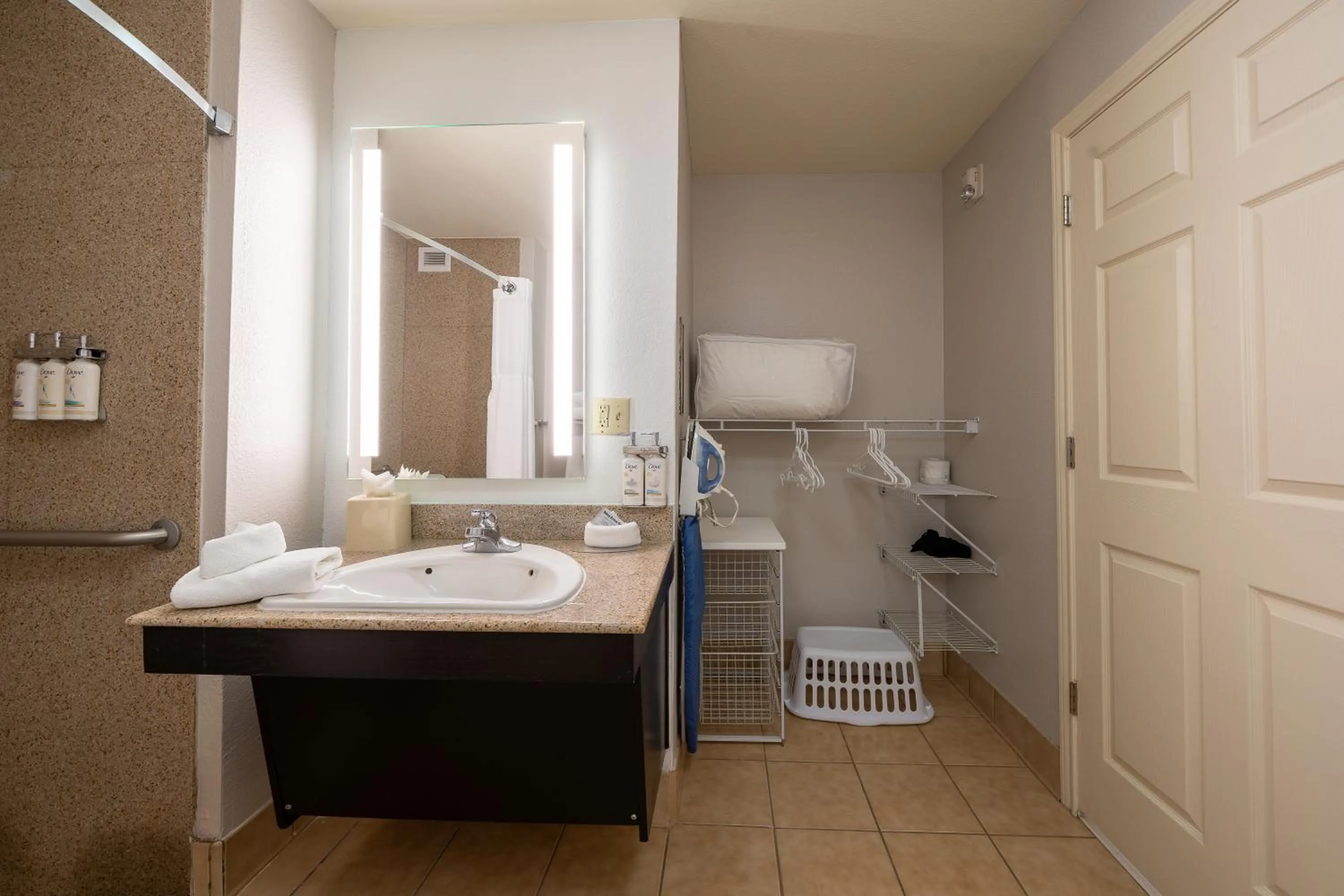 One-Bedroom King Room with Mobility Accessible Tub - Non-Smoking in Staybridge Suites Houston West - Energy Corridor by IHG
