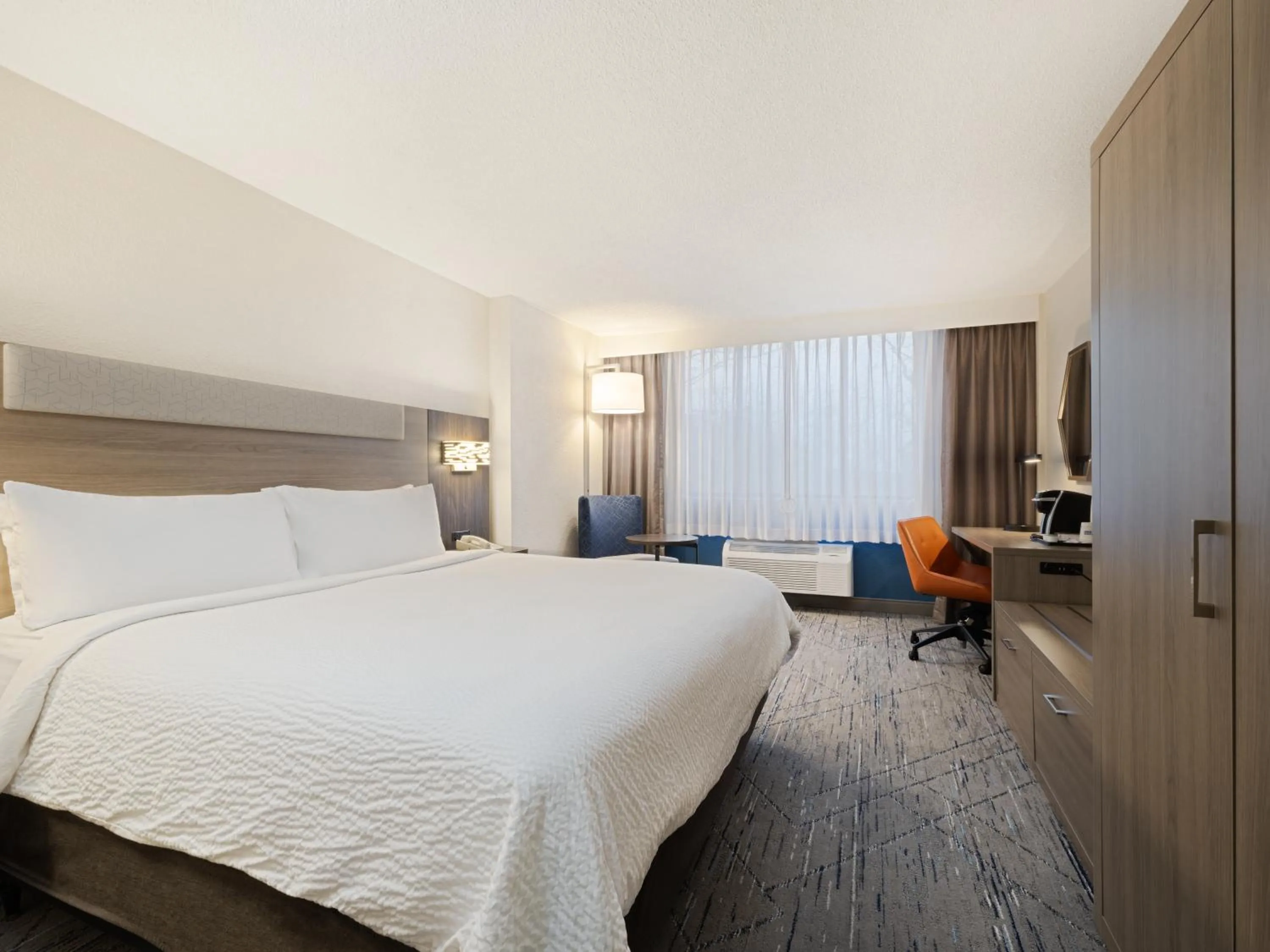 Standard King Room with Roll-in Shower - Mobility Accessible in Holiday Inn Express Hotel & Suites Ft. Lauderdale-Plantation by IHG