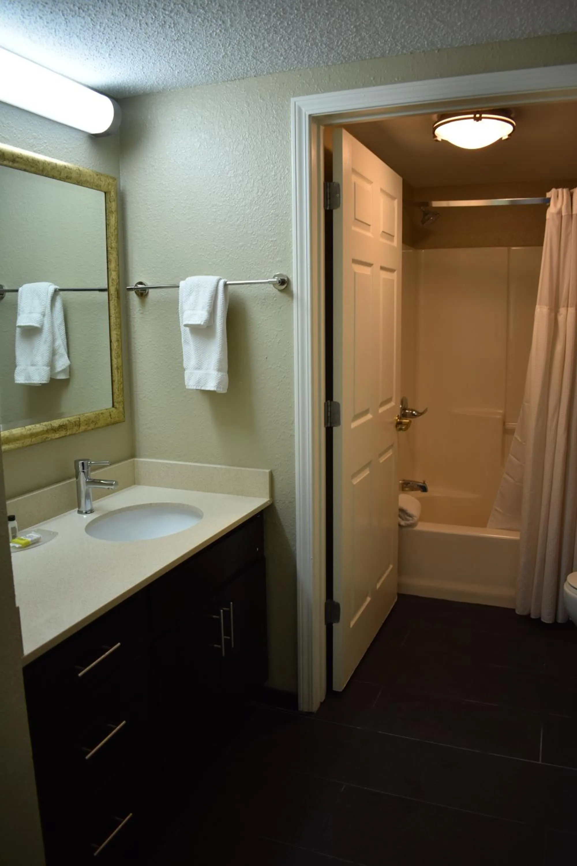 One-Bedroom King Suite in Staybridge Suites Cranbury - South Brunswick by IHG