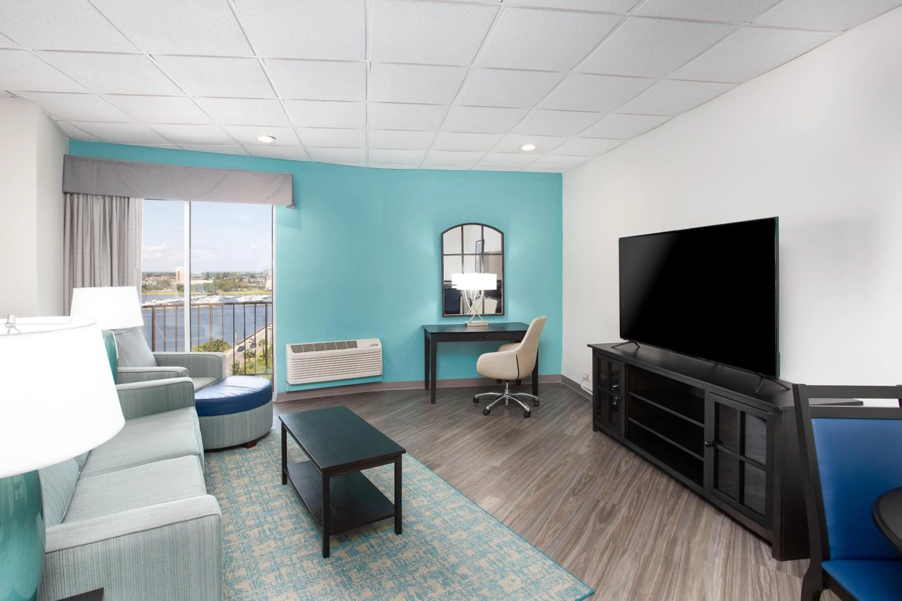 King Suite with Scenic View in Holiday Inn Charleston-Riverview by IHG