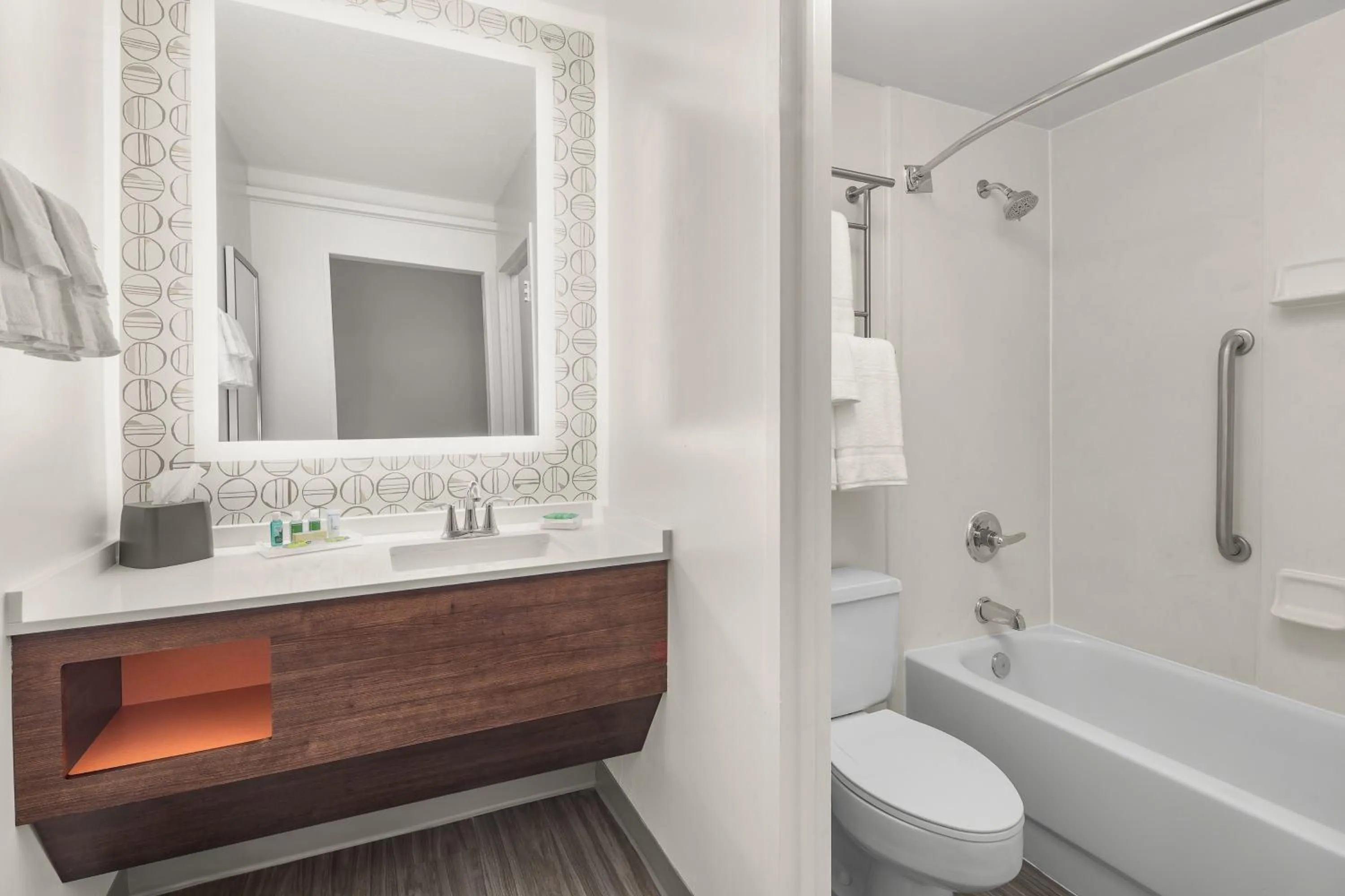 Standard King Room in Holiday Inn Charleston-Riverview by IHG