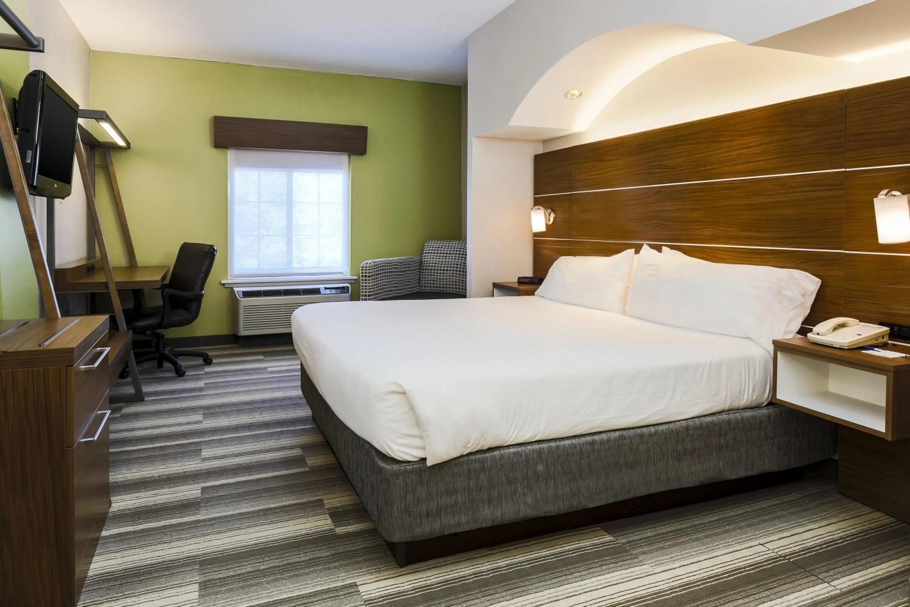 King Room with Roll-In Shower - Disability Access in Holiday Inn Express Philadelphia NE - Langhorne by IHG
