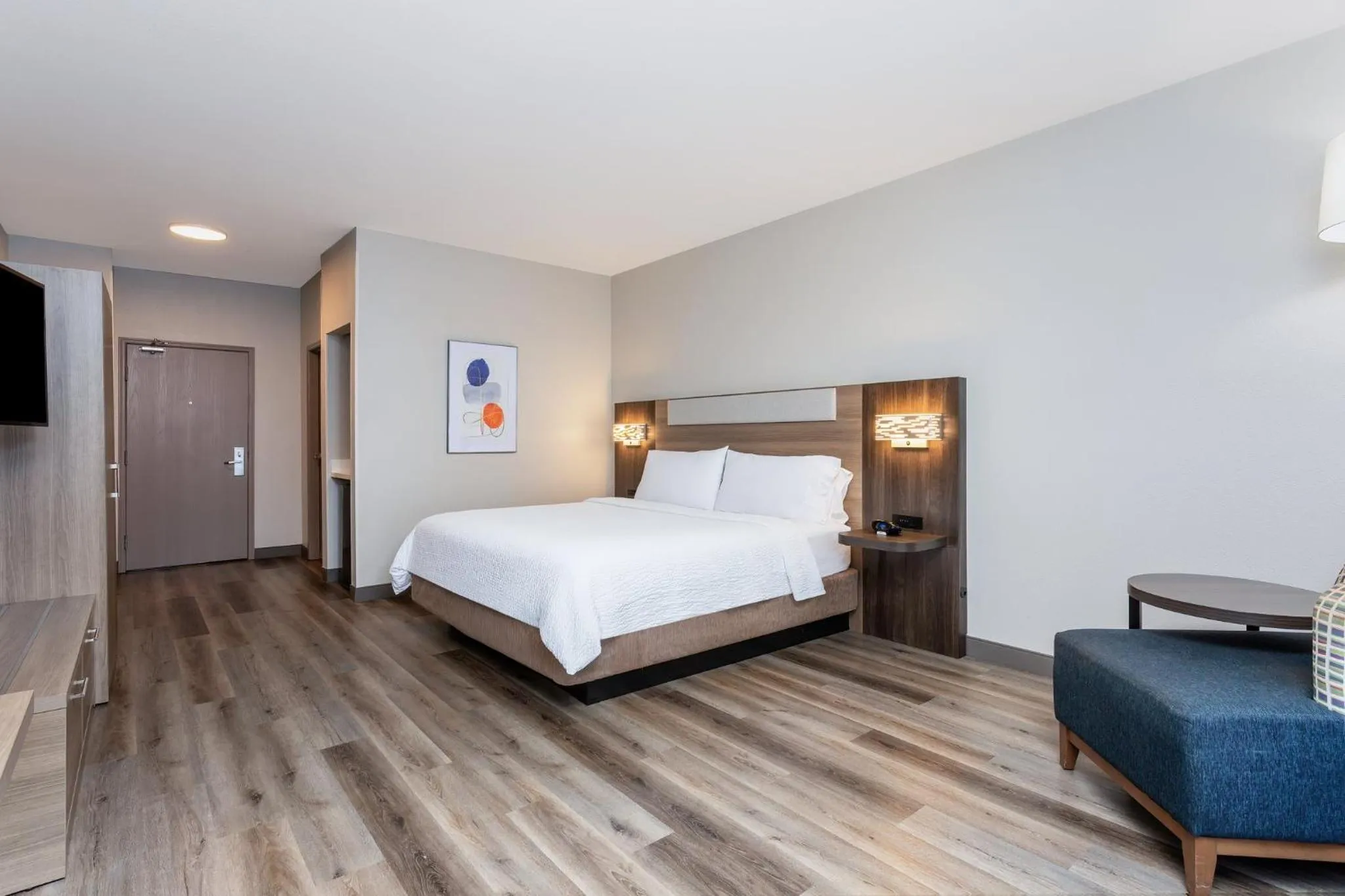 Standard King Room with Mobility Accessible Tub in Holiday Inn Express Hotel & Suites Jacksonville-Blount Island by IHG