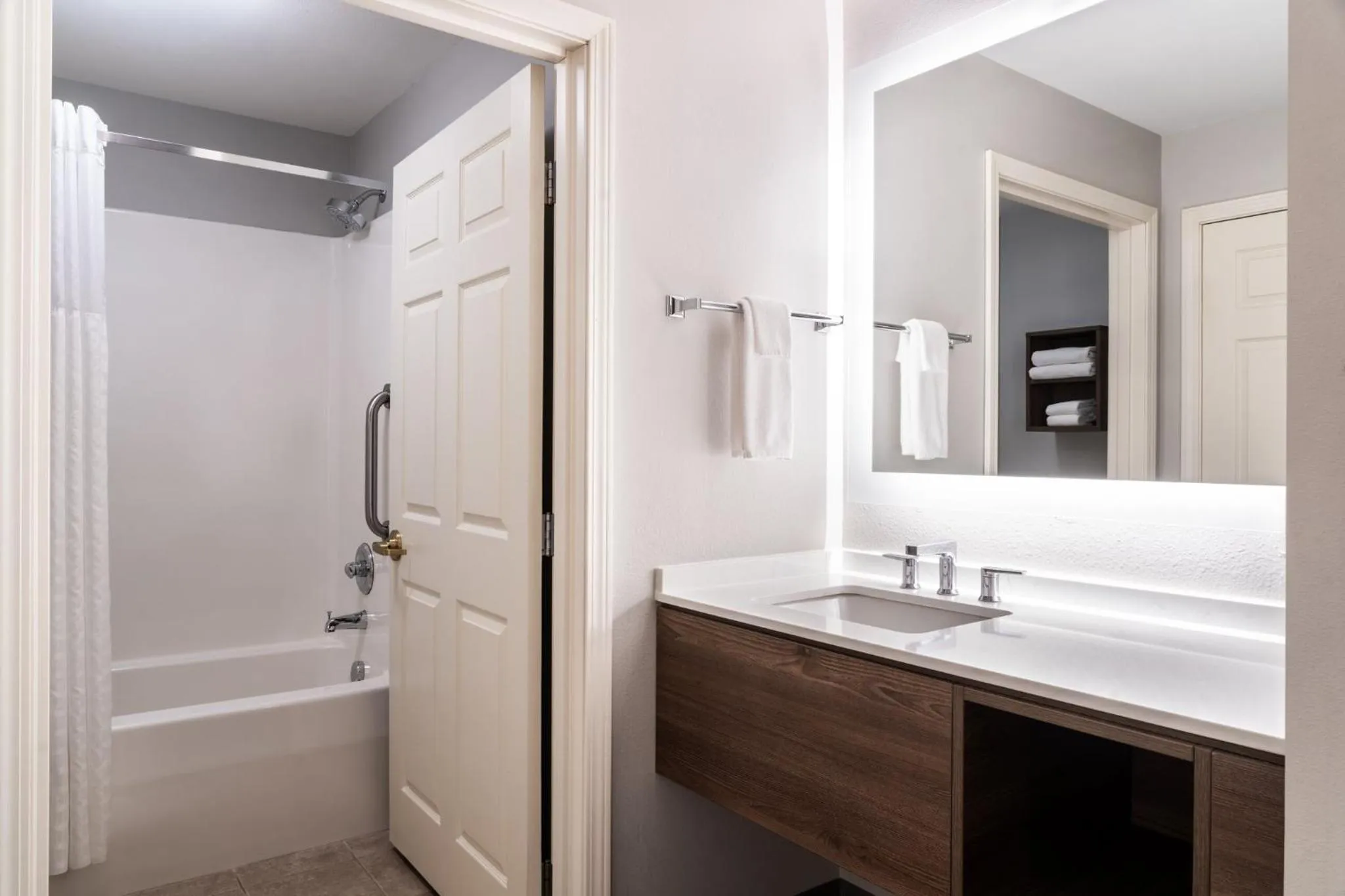 Studio Queen Suite in Staybridge Suites Akron-Stow-Cuyahoga Falls by IHG