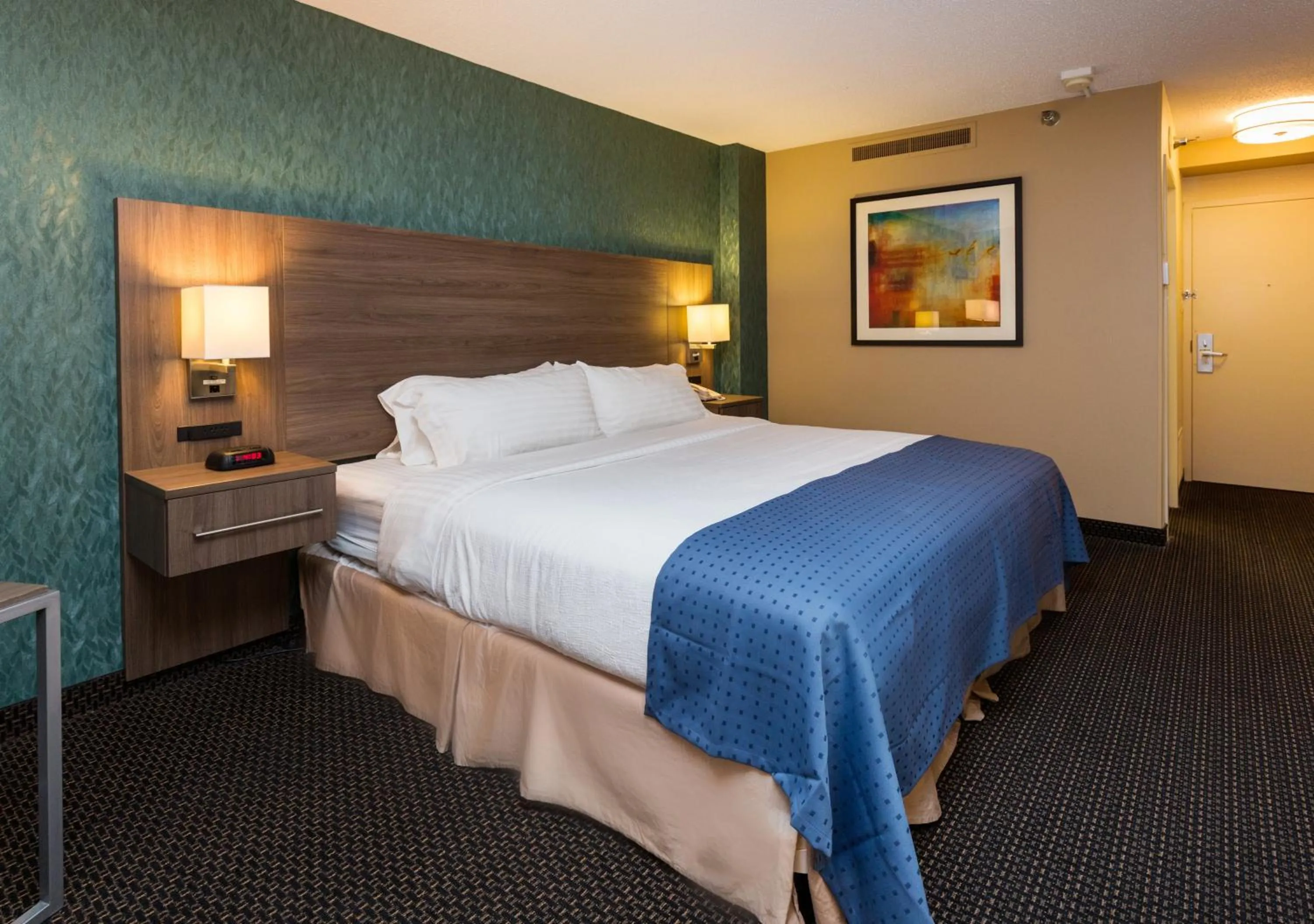 Standard King Room in Holiday Inn Des Moines-Downtown-Mercy Campus by IHG