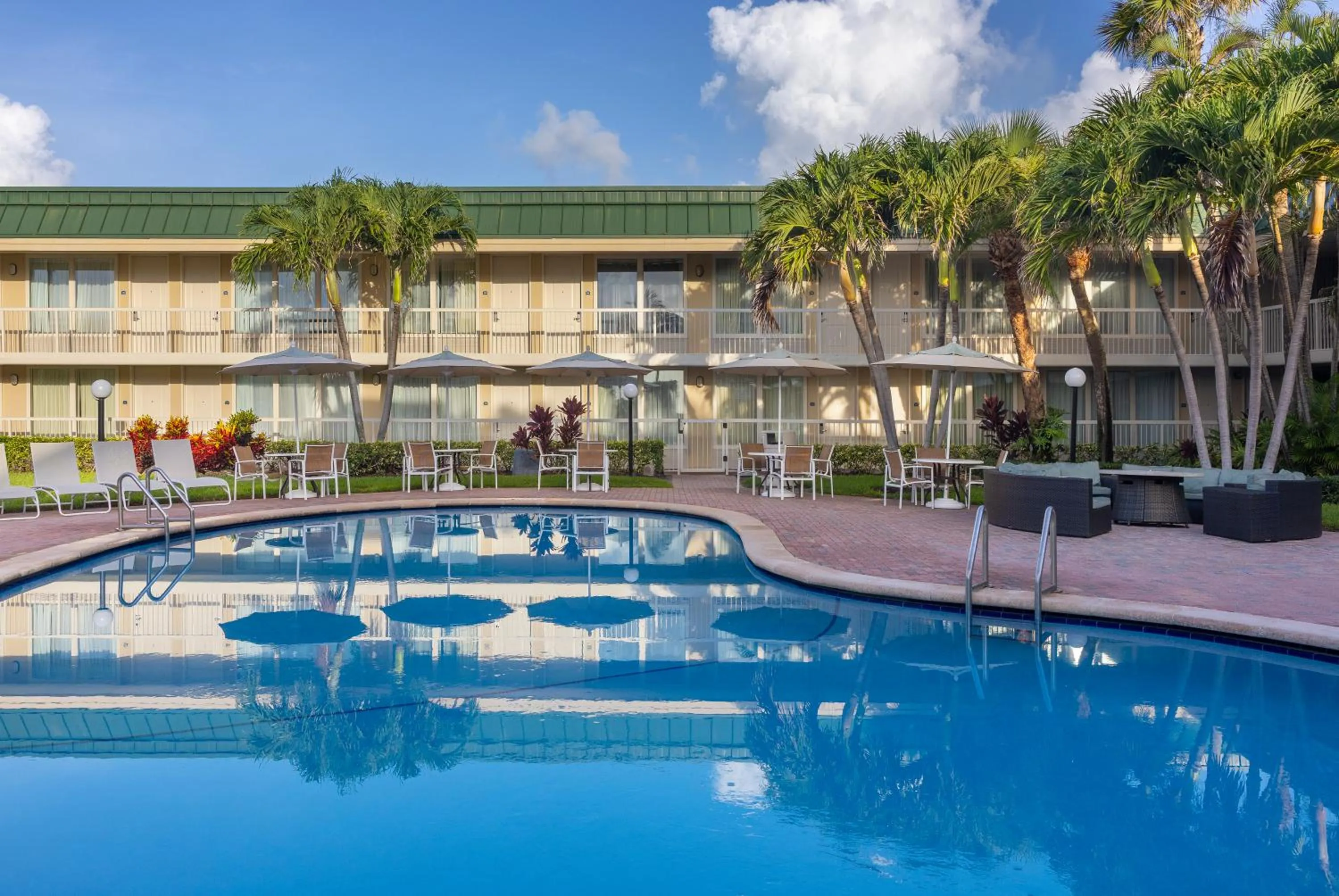 King Room with Pool View in Ocean Breeze Inn Vero Beach