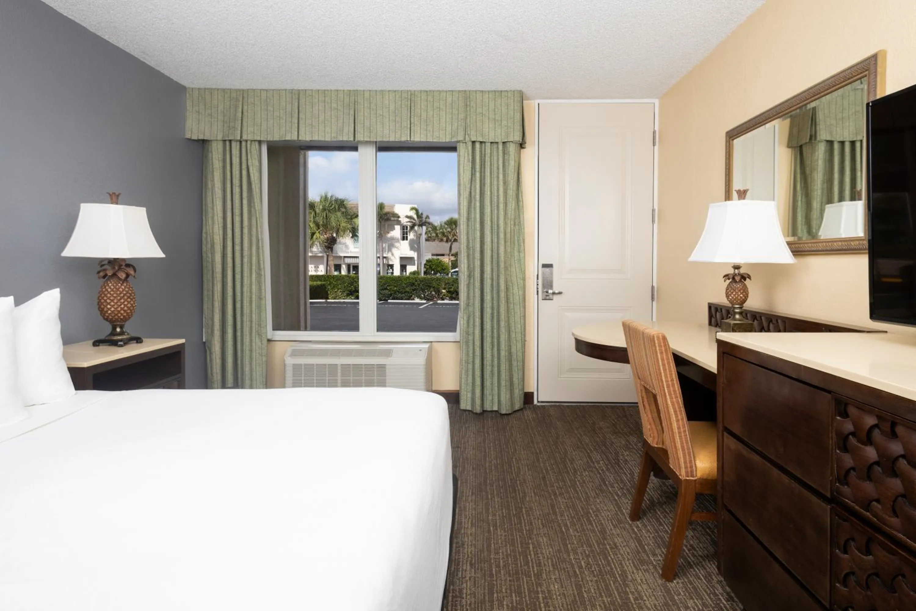 Queen Room in Ocean Breeze Inn Vero Beach