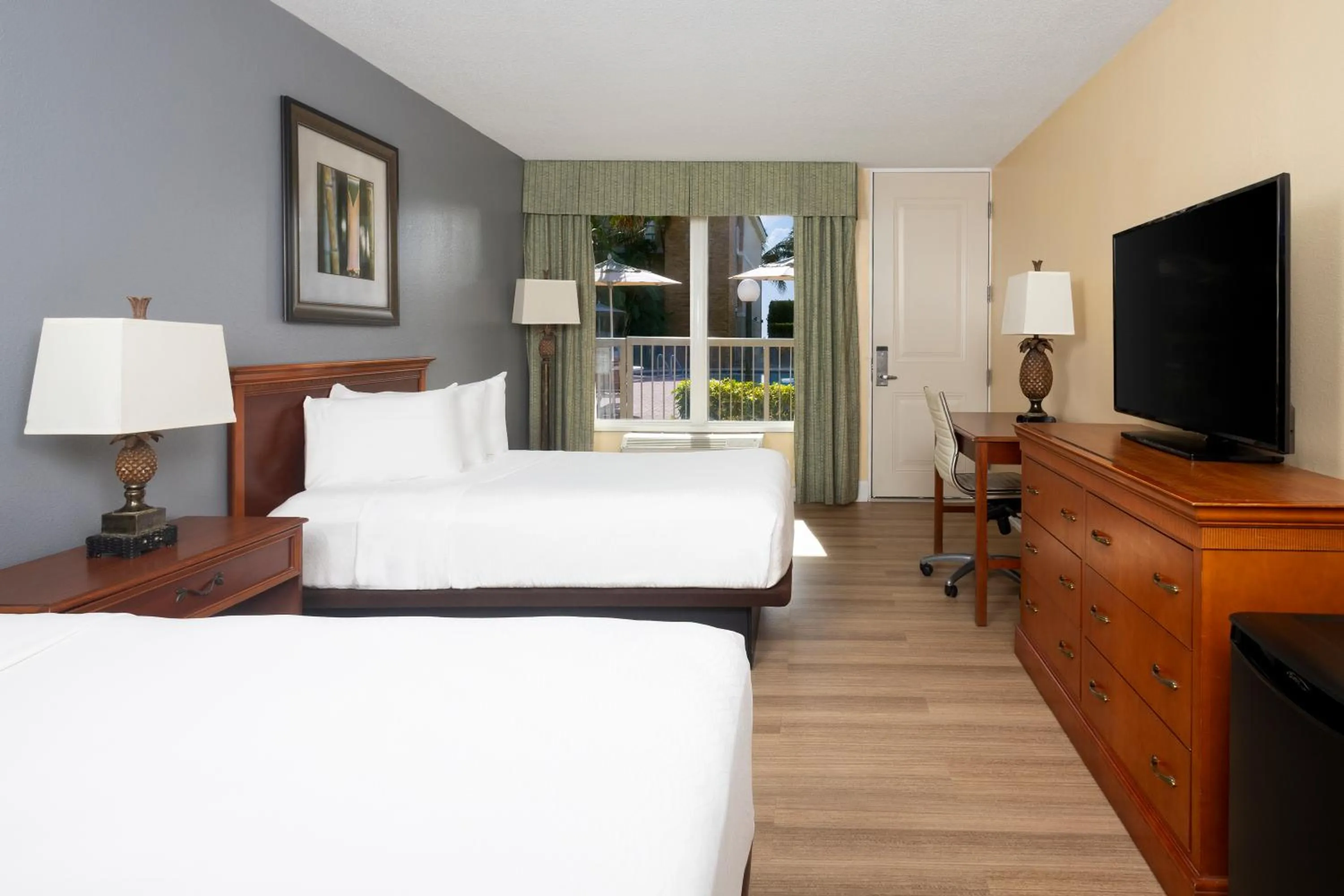 Queen Room with Pool View in Ocean Breeze Inn Vero Beach