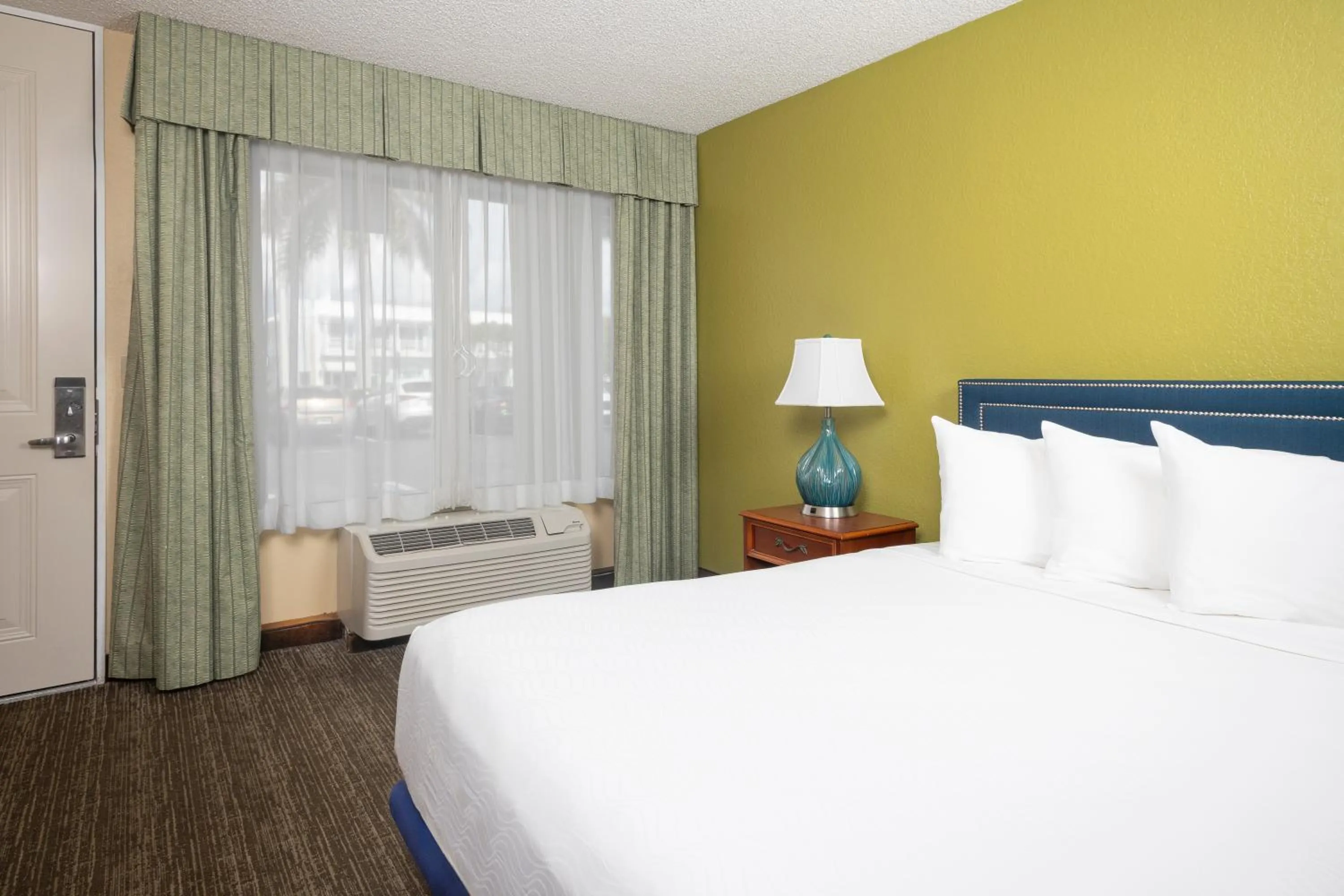 Double Room - Mobility Accessible Tub - Non-Smoking in Ocean Breeze Inn Vero Beach