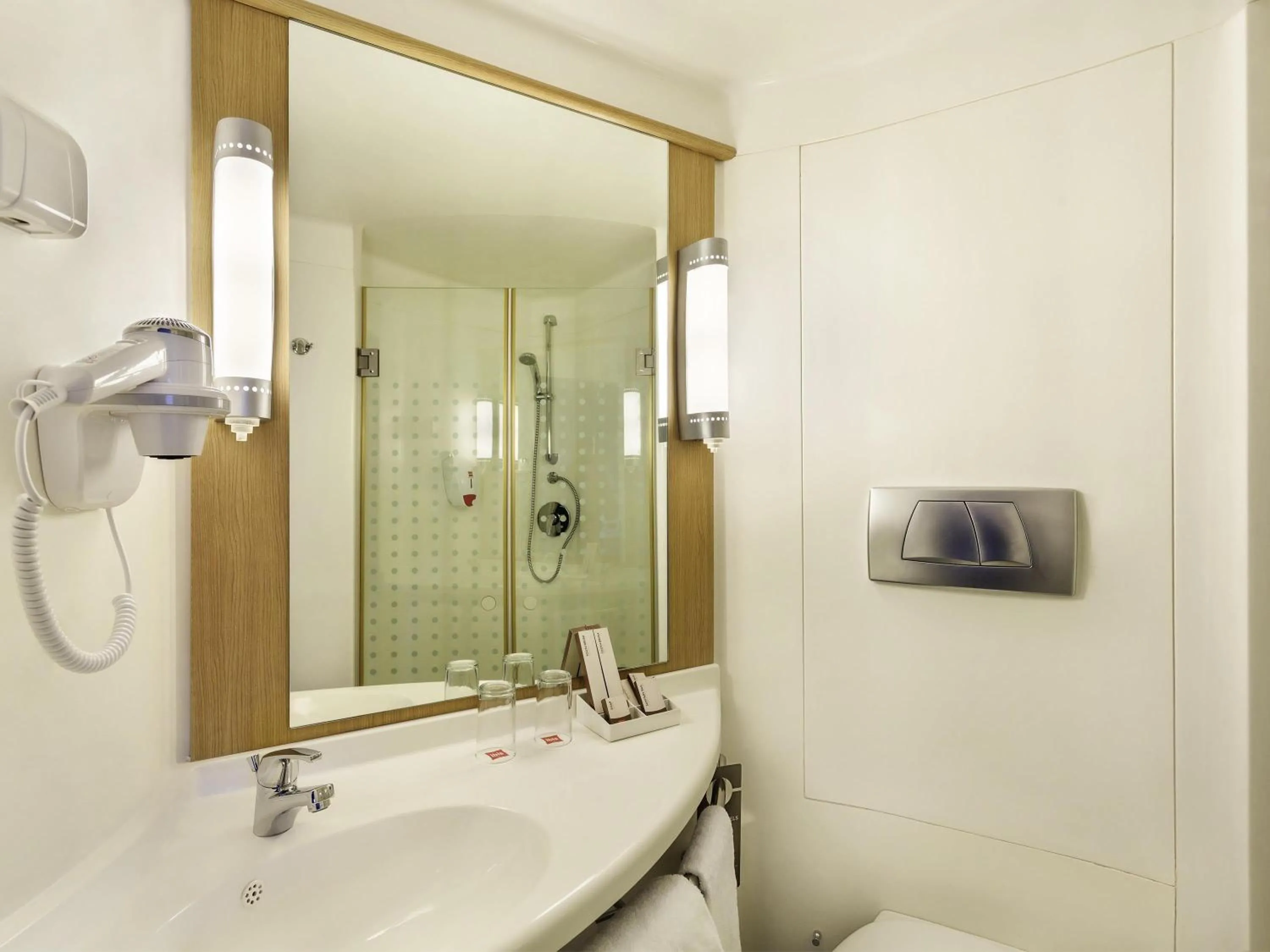 Superior King Room in ibis Yogyakarta Adi Sucipto