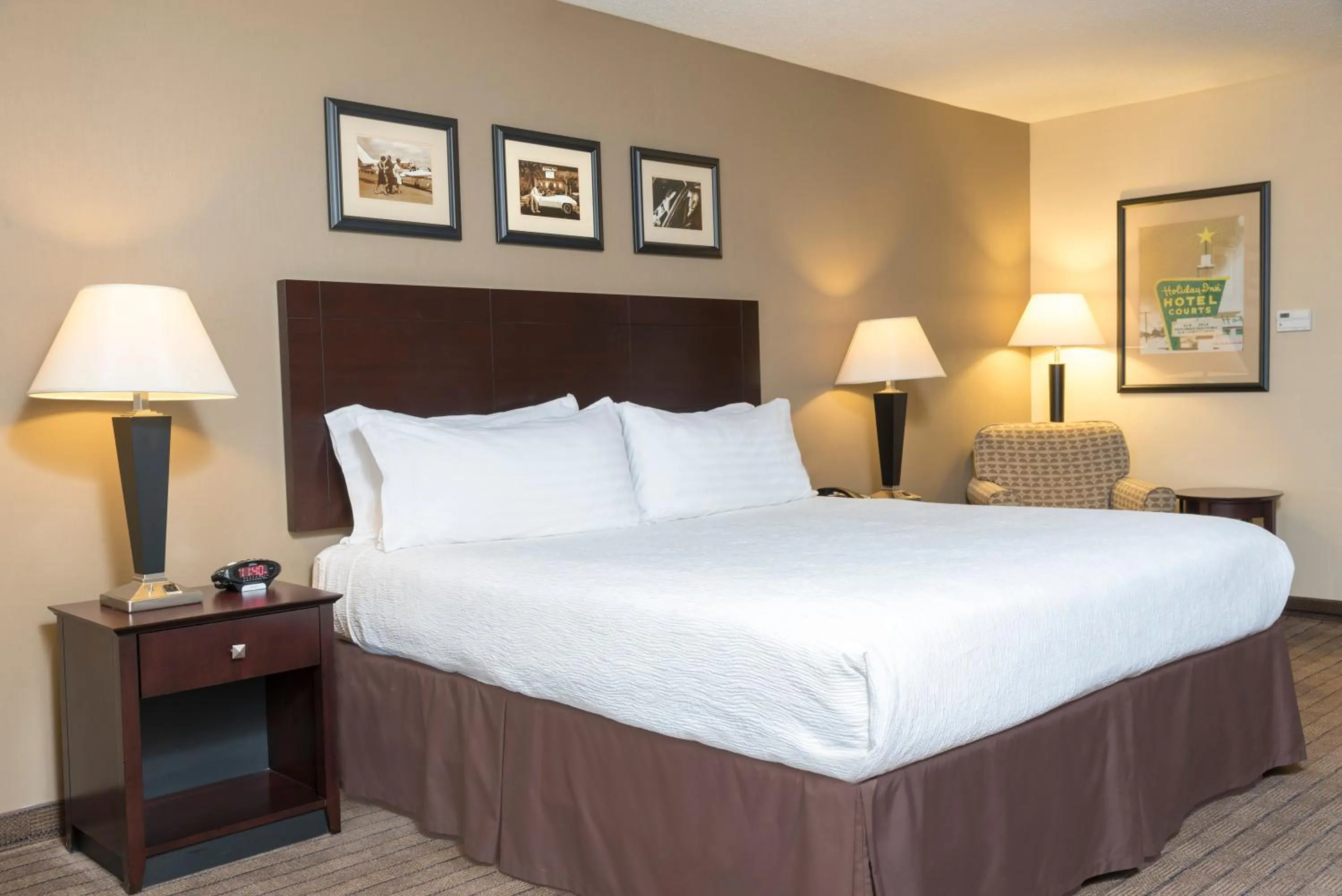 Standard King Room with Mobility Accessible Roll-In Shower in Holiday Inn Aurora North - Naperville by IHG