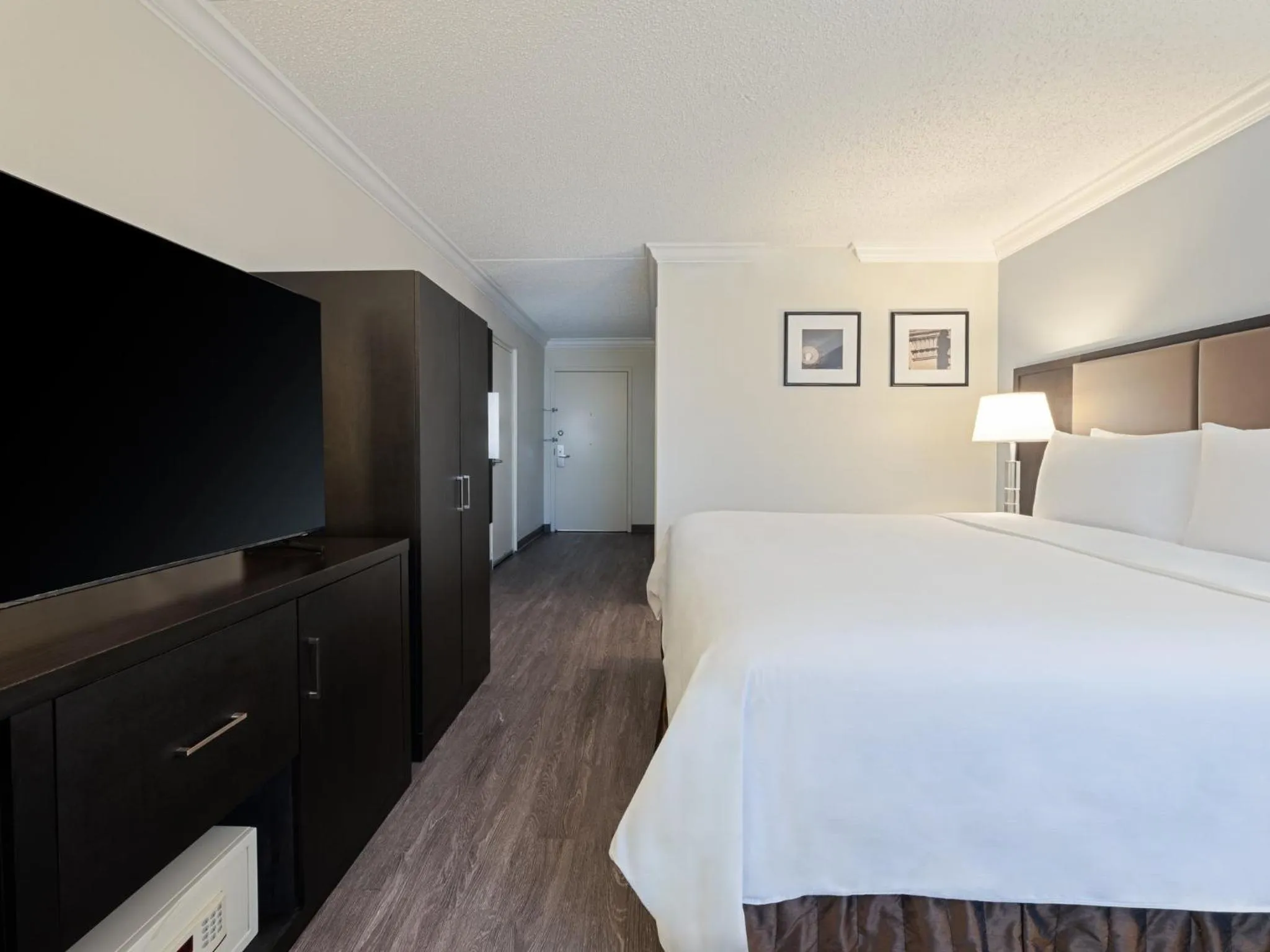 Standard King Room with Roll-In Shower - Communications Access in Crowne Plaza Suffern-Mahwah by IHG