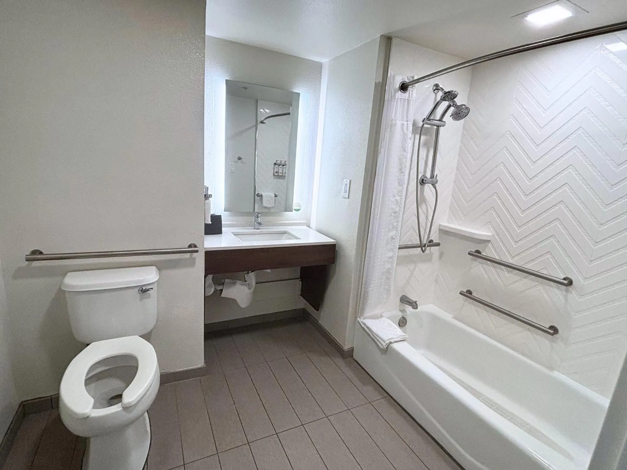 Standard Queen Room with Two Queen Beds and Mobility Accessible Tub in Holiday Inn Hotel & Suites - Orange Park - Wells Rd.