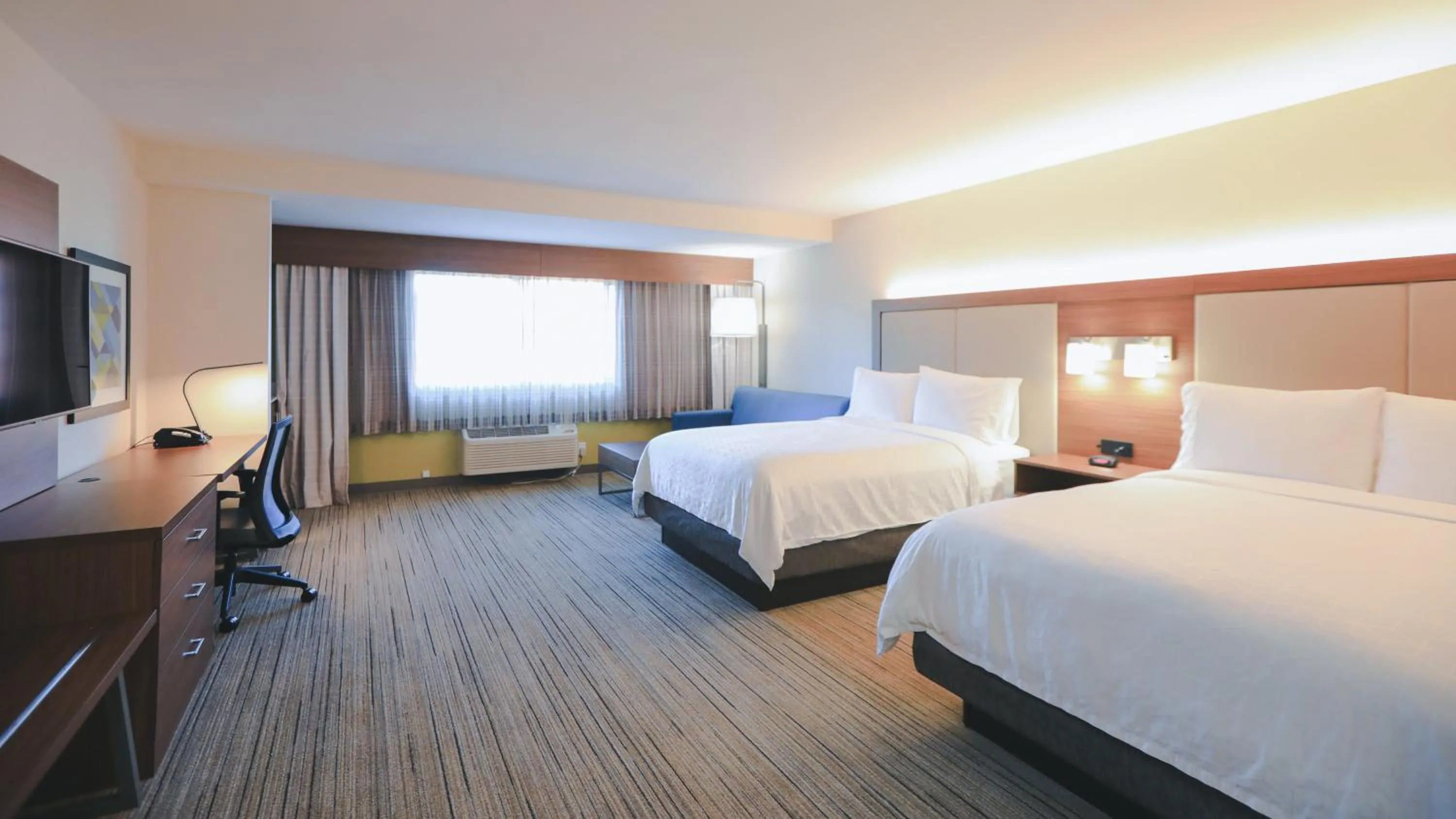 Standard Queen Room with Two Queen Beds and Mobility Accessible Tub in Holiday Inn Express Lompoc by IHG