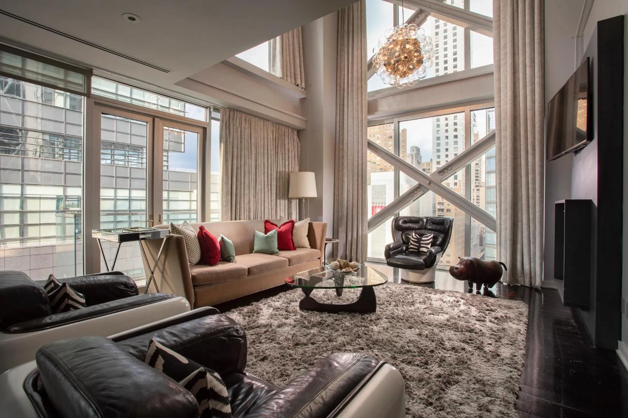 Columbus Loft in 6 Columbus Central Park Hotel