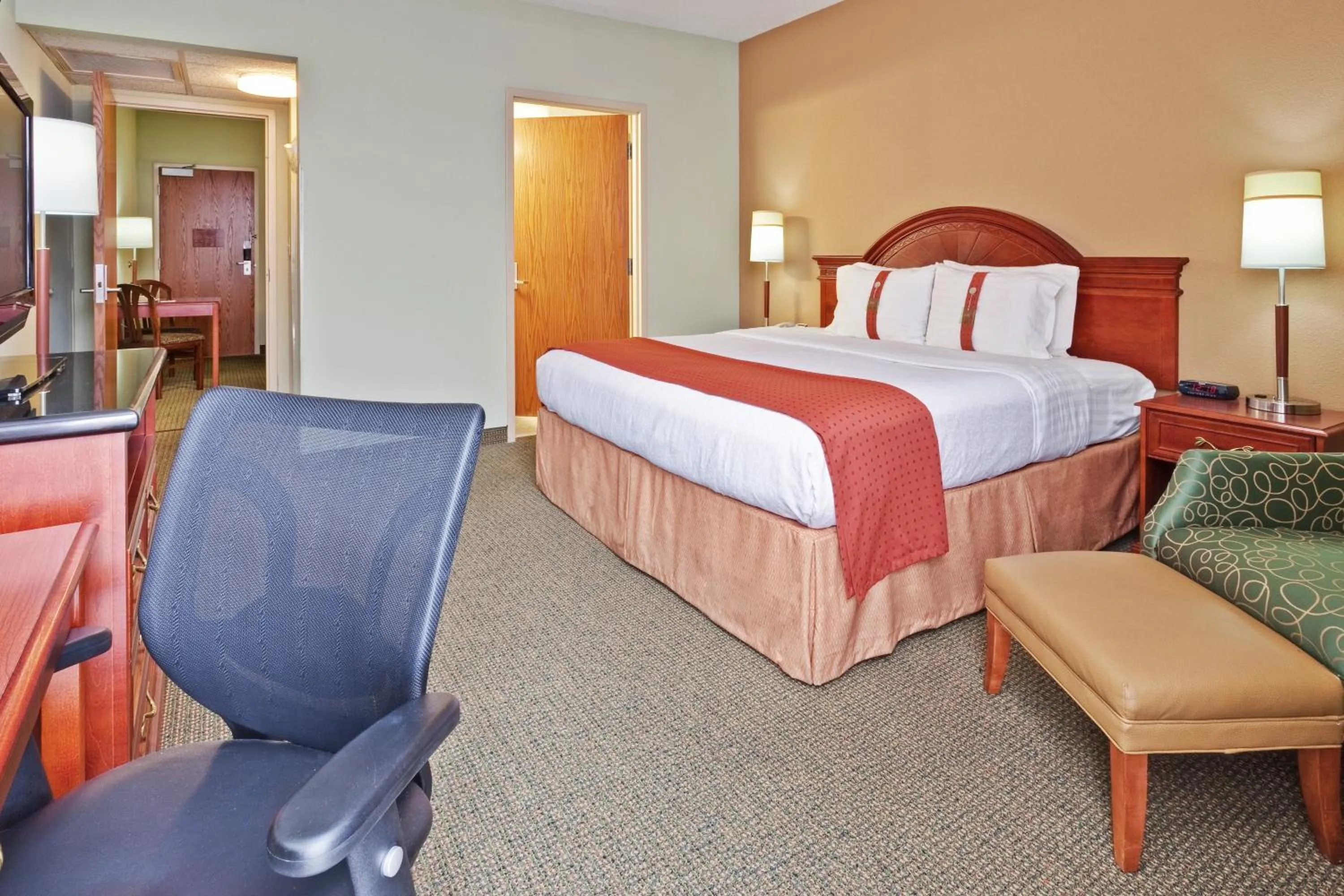 One-Bedroom Suite with King Bed Mobility Access Tub - Non-Smoking in Holiday Inn Memphis-University of Memphis, an IHG Hotel