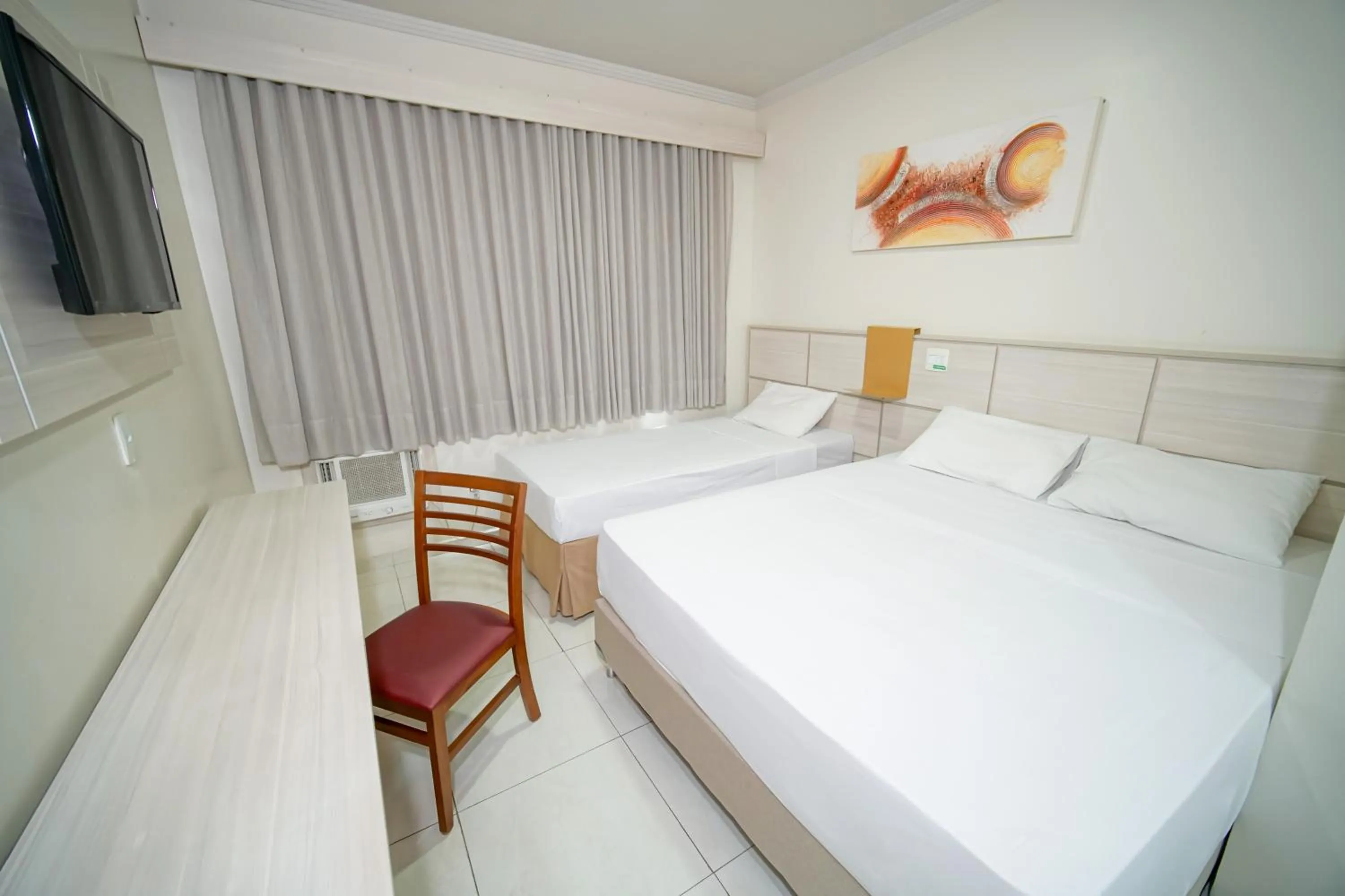 Quarto com 1 Cama de Casal Queen e 1 Cama de Solteiro in Hotel Golden Park Sorocaba & Convenções by Nacional Inn