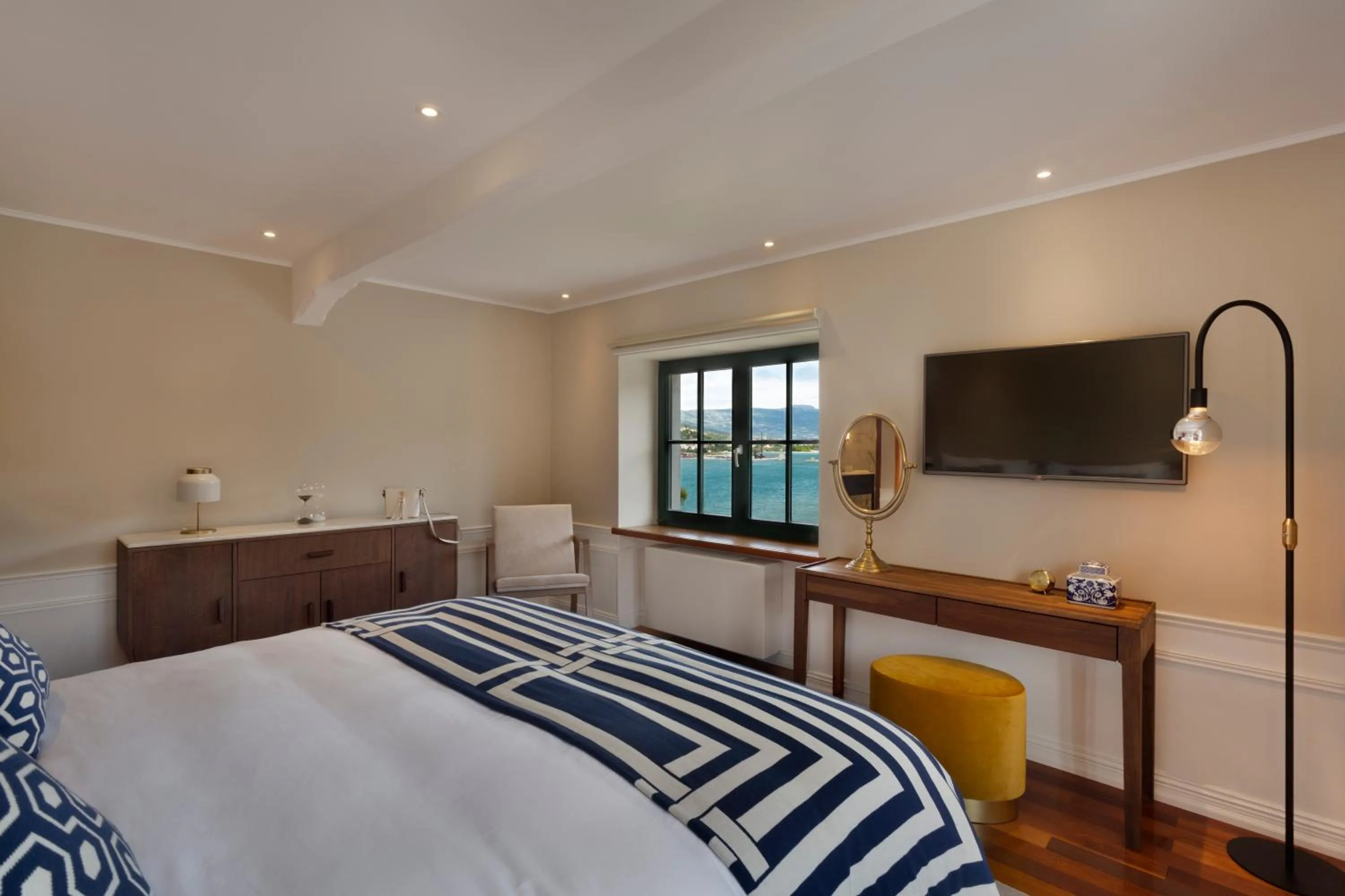 Deluxe Suite with Sea View in Hotel Brown Beach House & Spa