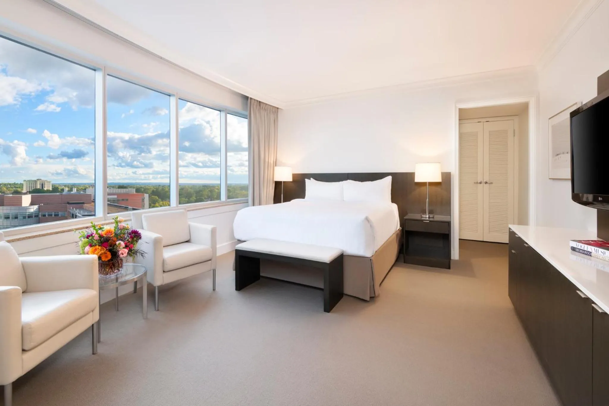 Classic King Room with Roll-In Shower - Mobility Access in InterContinental Cleveland by IHG