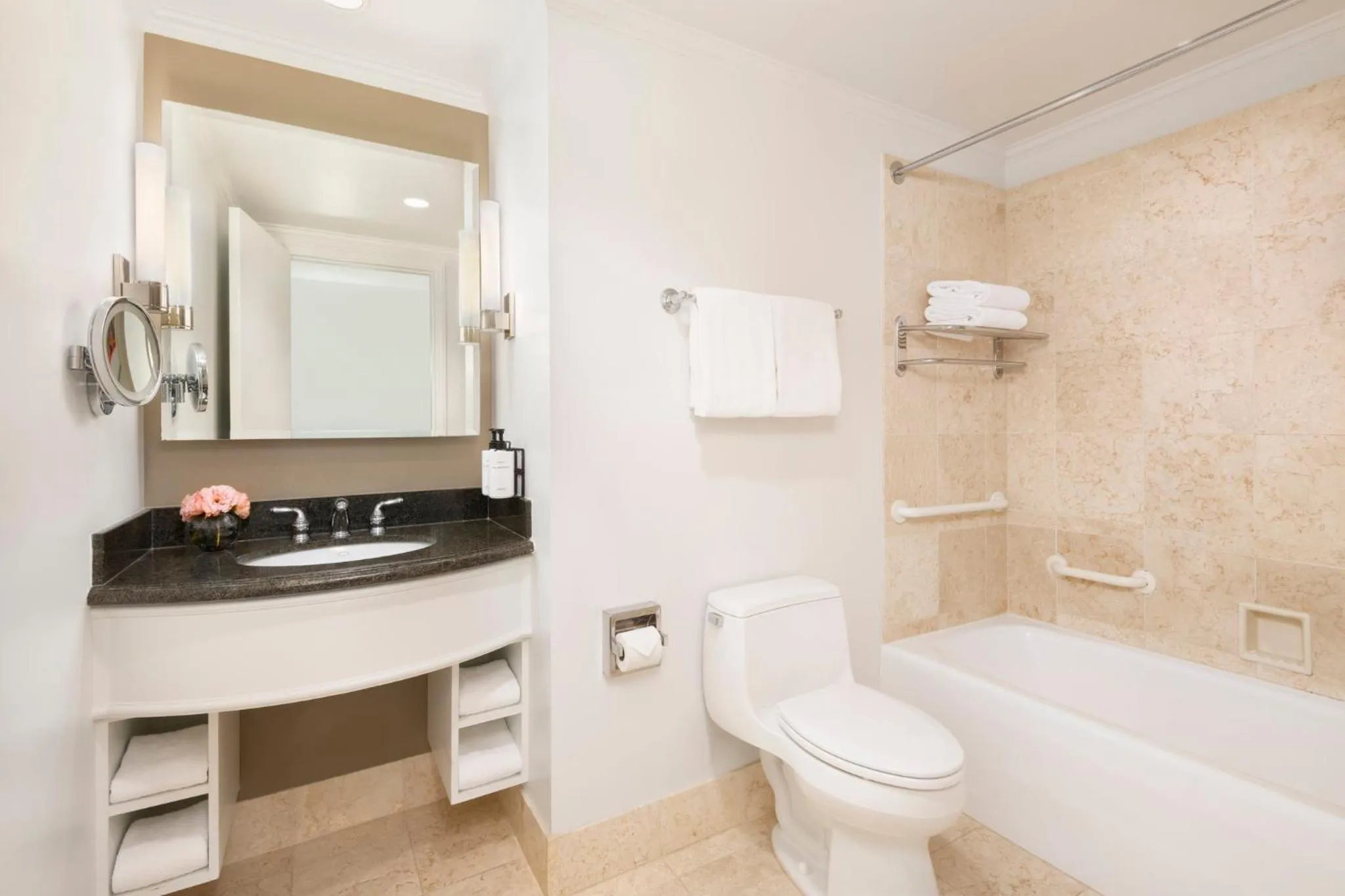 Executive Club Level King Room in InterContinental Cleveland by IHG