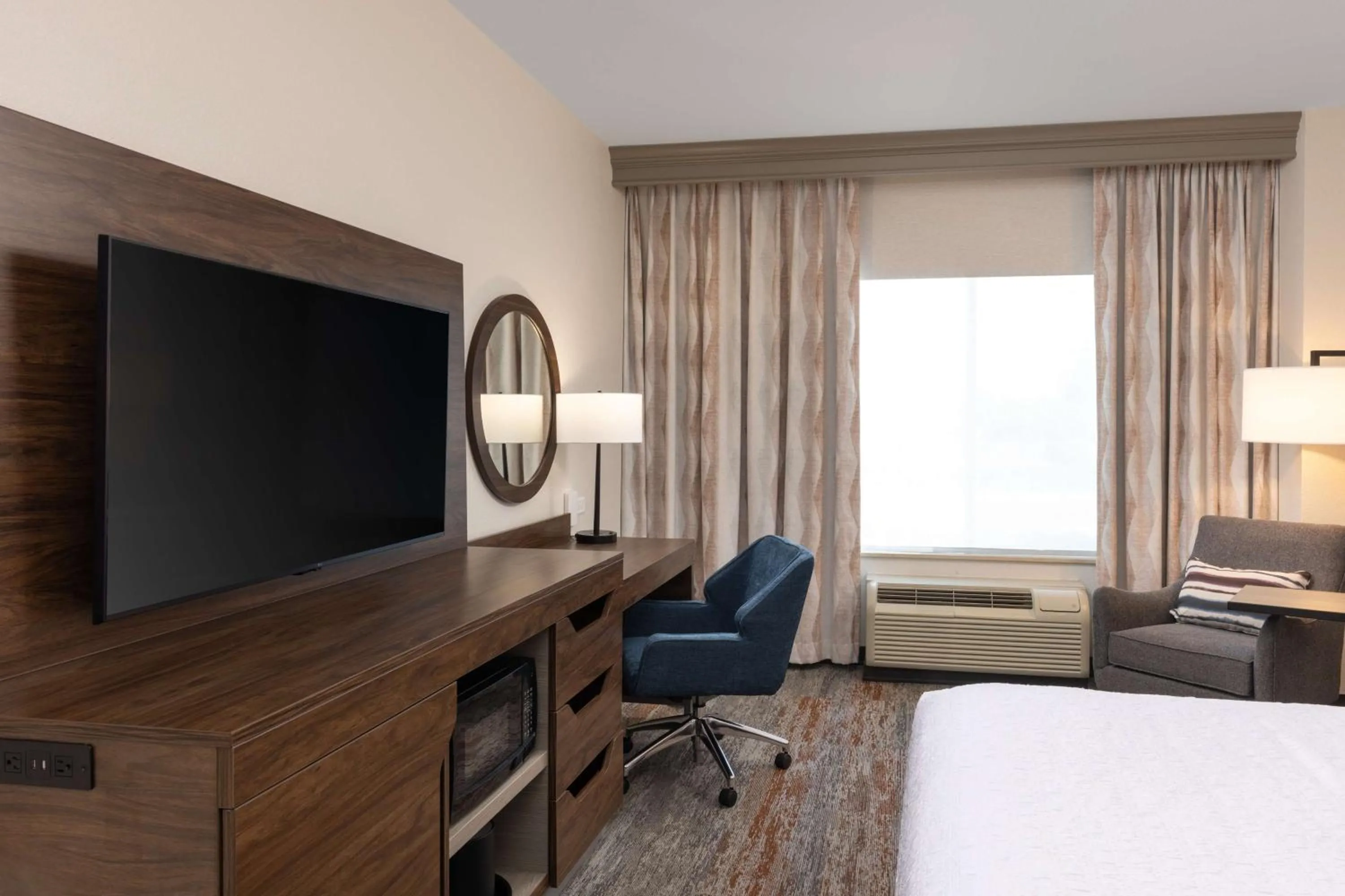 King Room with King Bed - Non-Smoking in Hampton Inn & Suites Yuba City