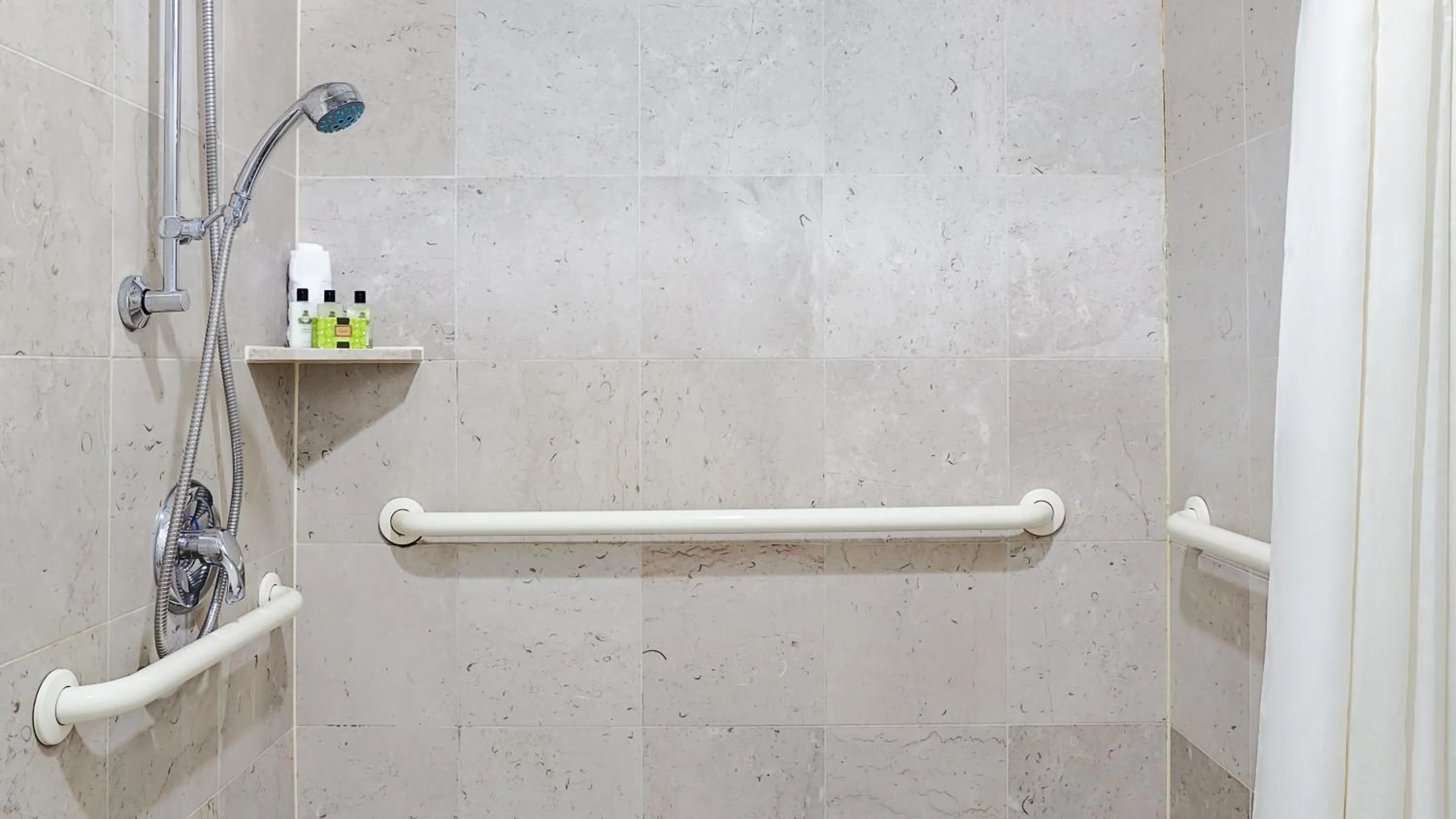 Classic King Room with Roll-In Shower - Mobility Access in InterContinental Suites Hotel Cleveland by IHG