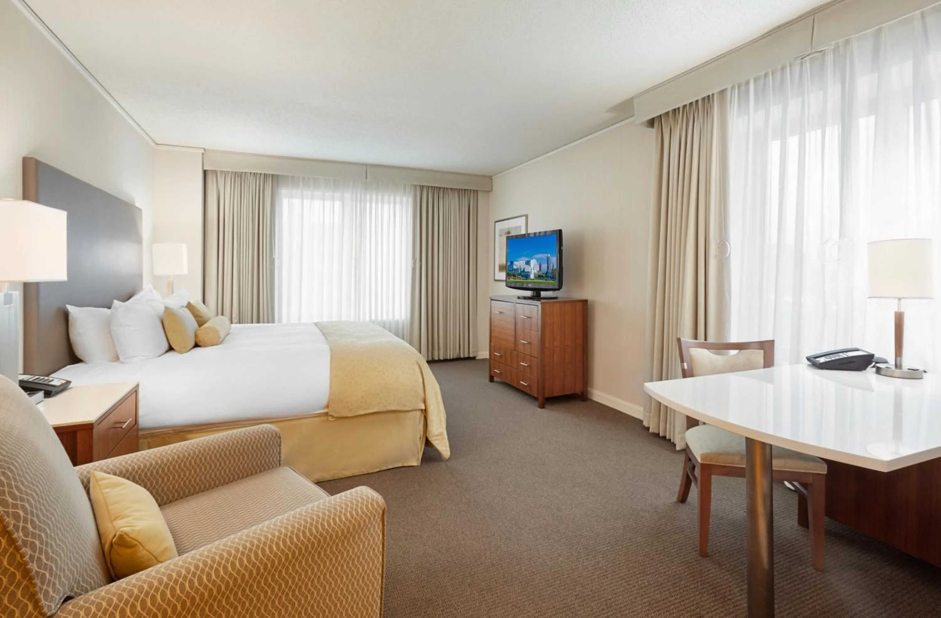 King Suite with Sofa Bed in InterContinental Suites Hotel Cleveland by IHG