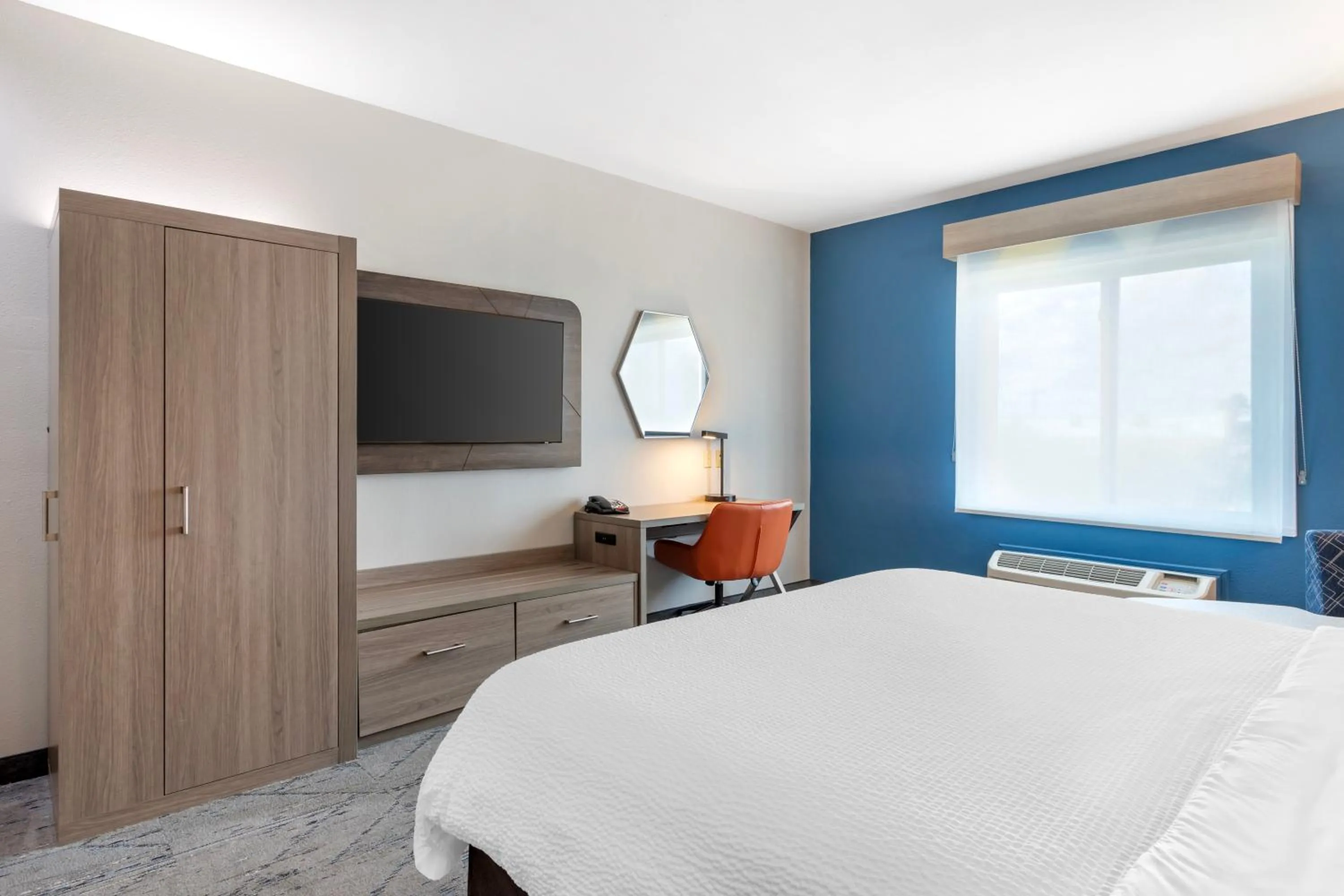 King Suite in Holiday Inn Express Hotel and Suites Alice by IHG