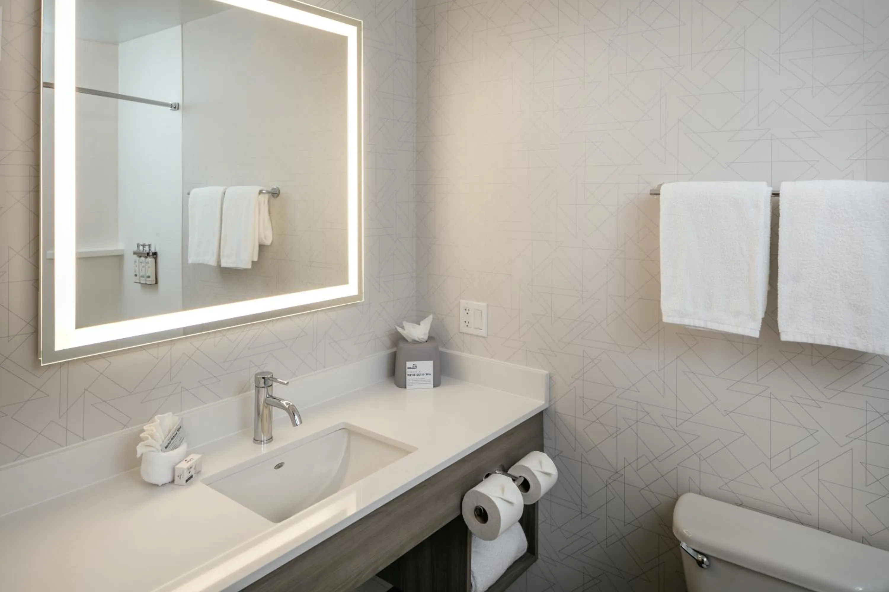 Deluxe King or Queen Room in Holiday Inn Express Corvallis-On the River by IHG