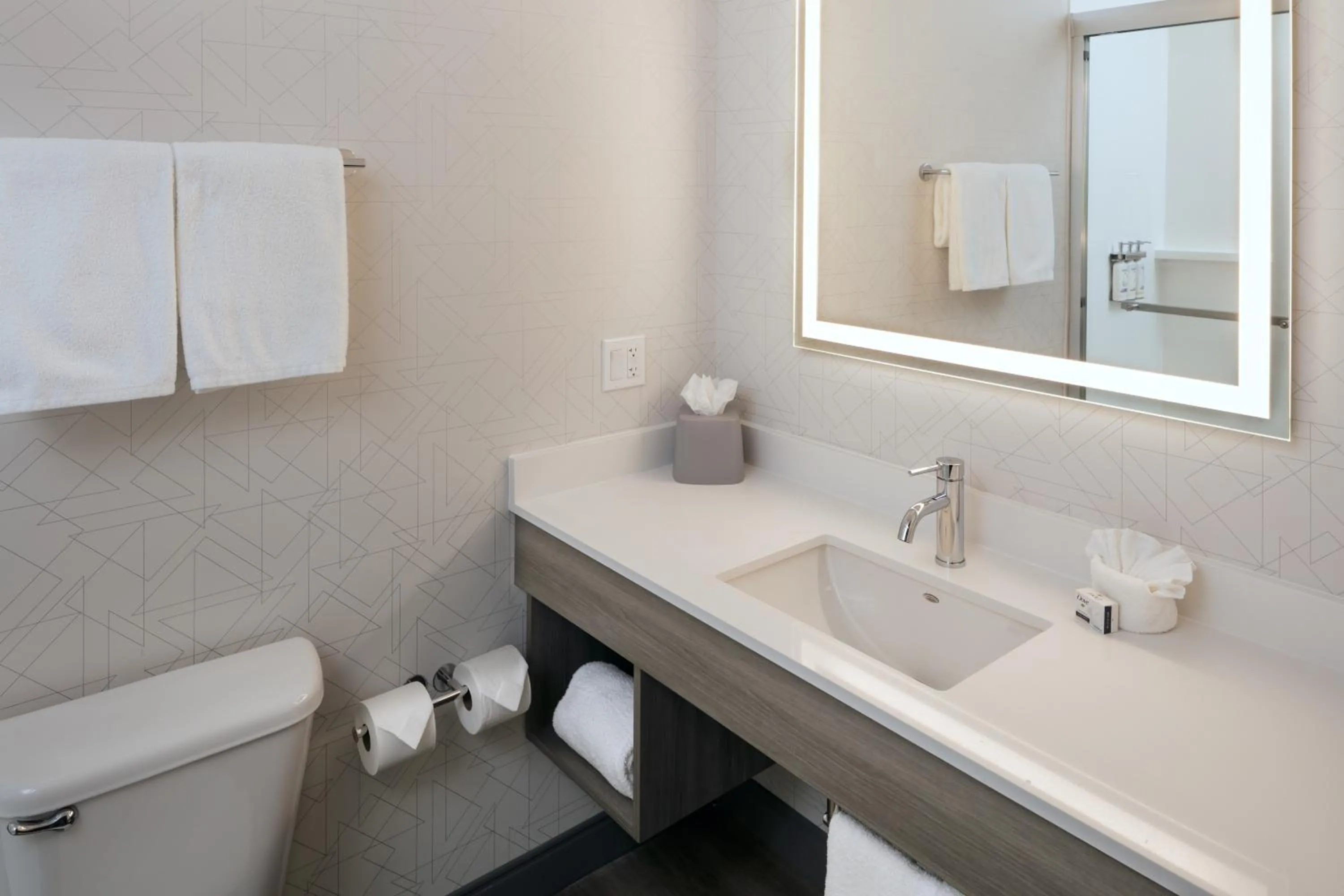 Standard King Room - Mobility Accessible with Tub and River View in Holiday Inn Express Corvallis-On the River by IHG