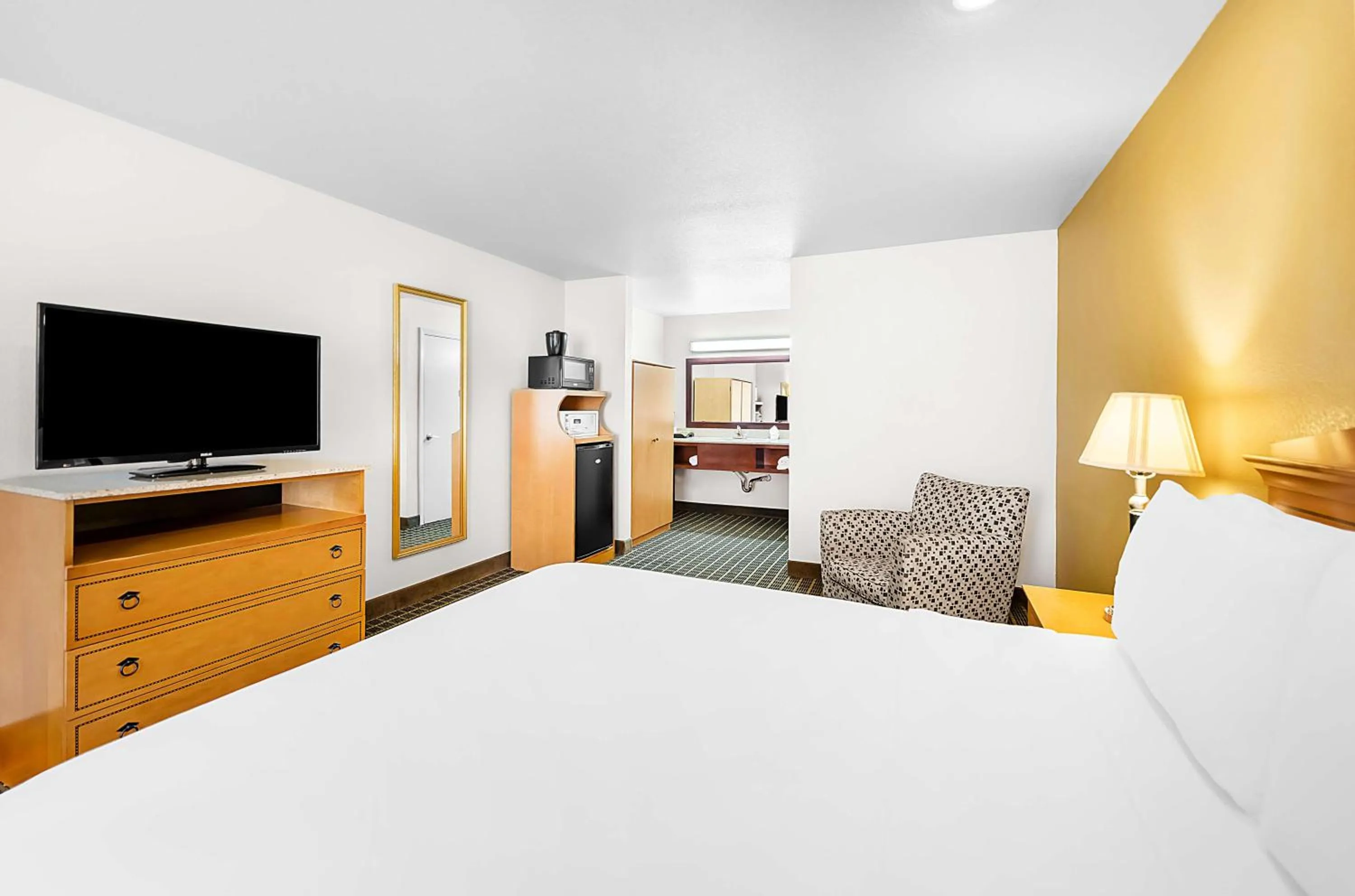 Queen Room in SureStayPlus Hotel by Best Western San Jose Central City