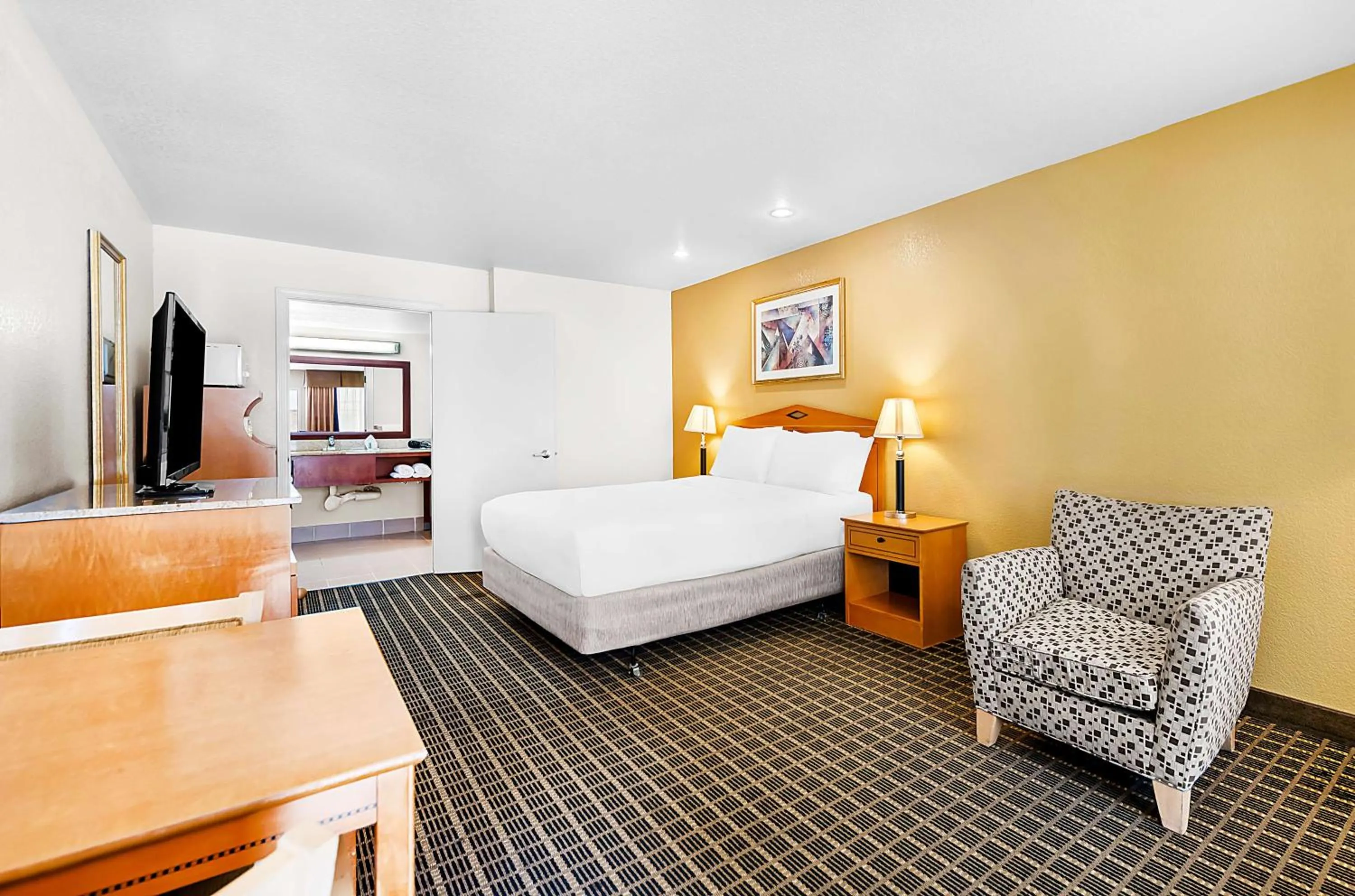 Queen Room with Bath Tub - Disability Access in SureStayPlus Hotel by Best Western San Jose Central City