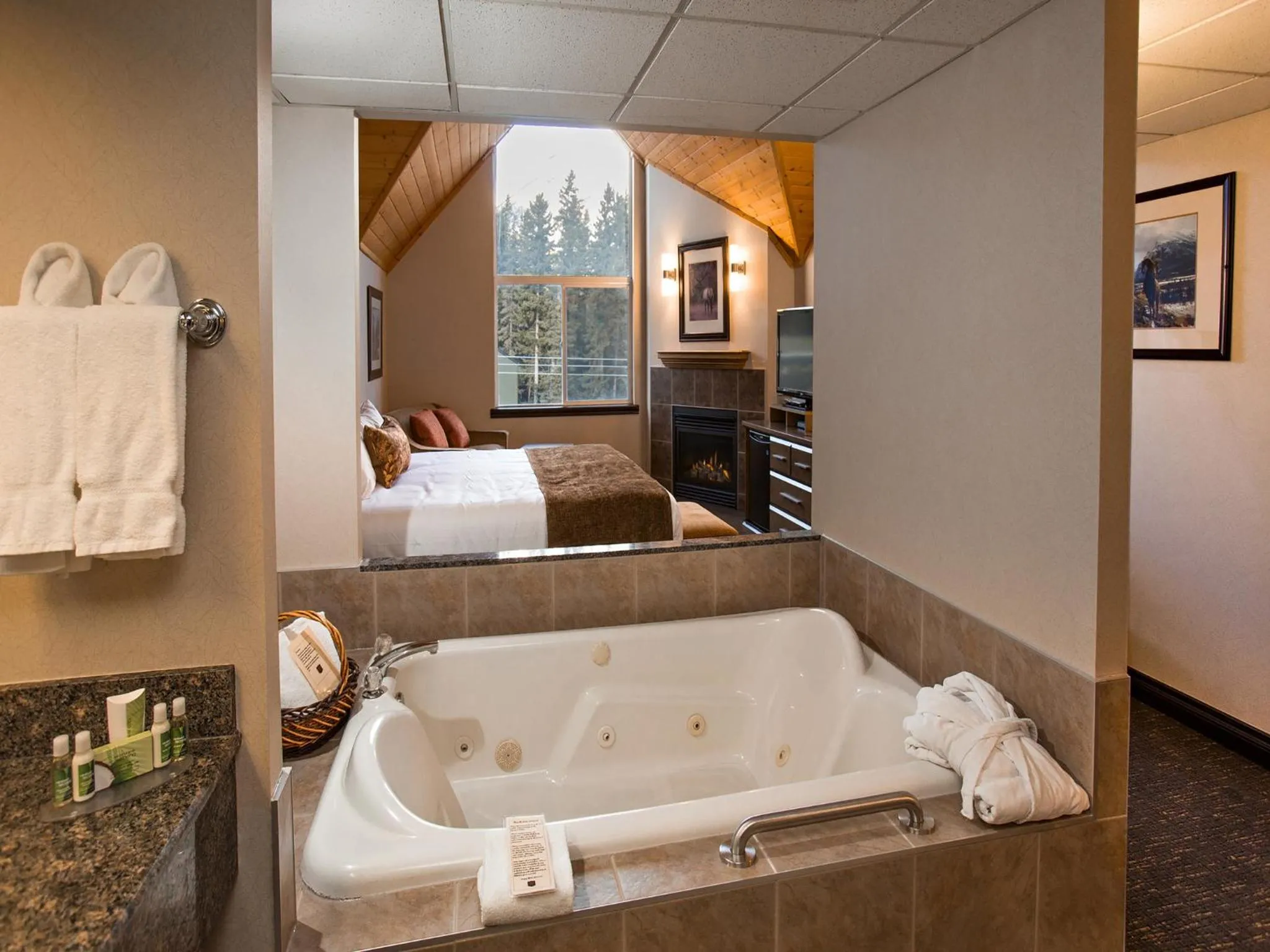 King Suite Jetted Tub in The Rundlestone Lodge