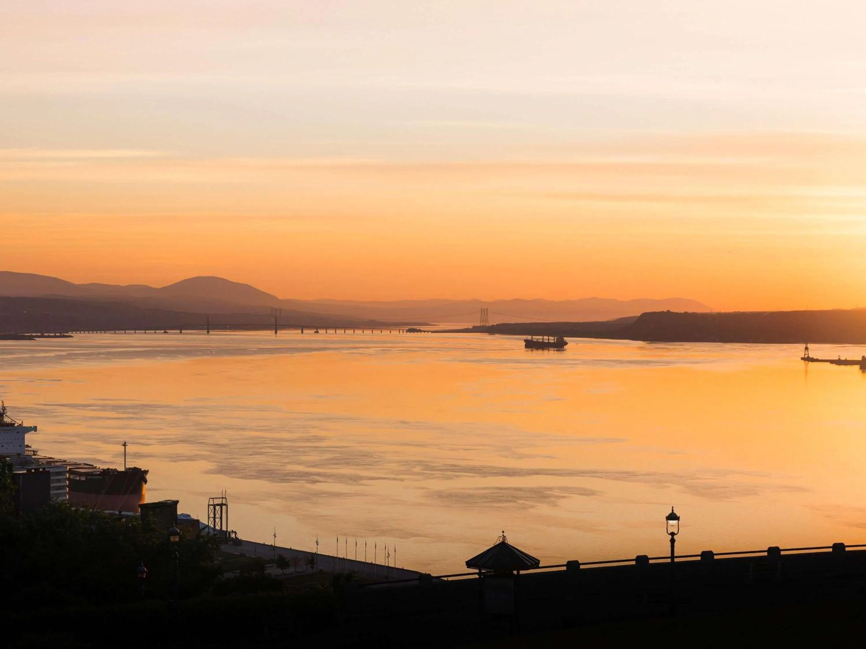 Deluxe Queen Room with River View in Fairmont Le Chateau Frontenac
