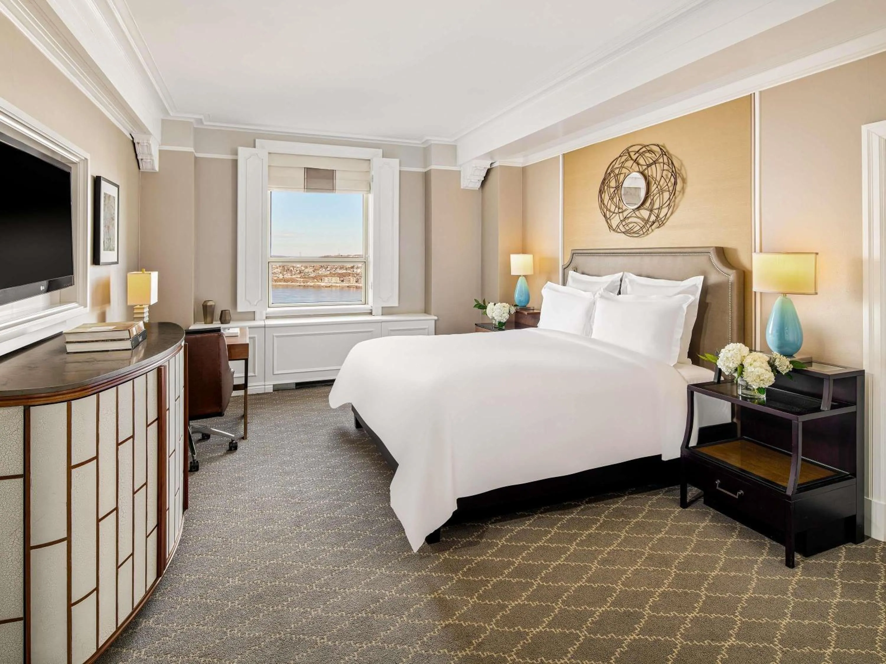 Deluxe King Room with River View in Fairmont Le Chateau Frontenac