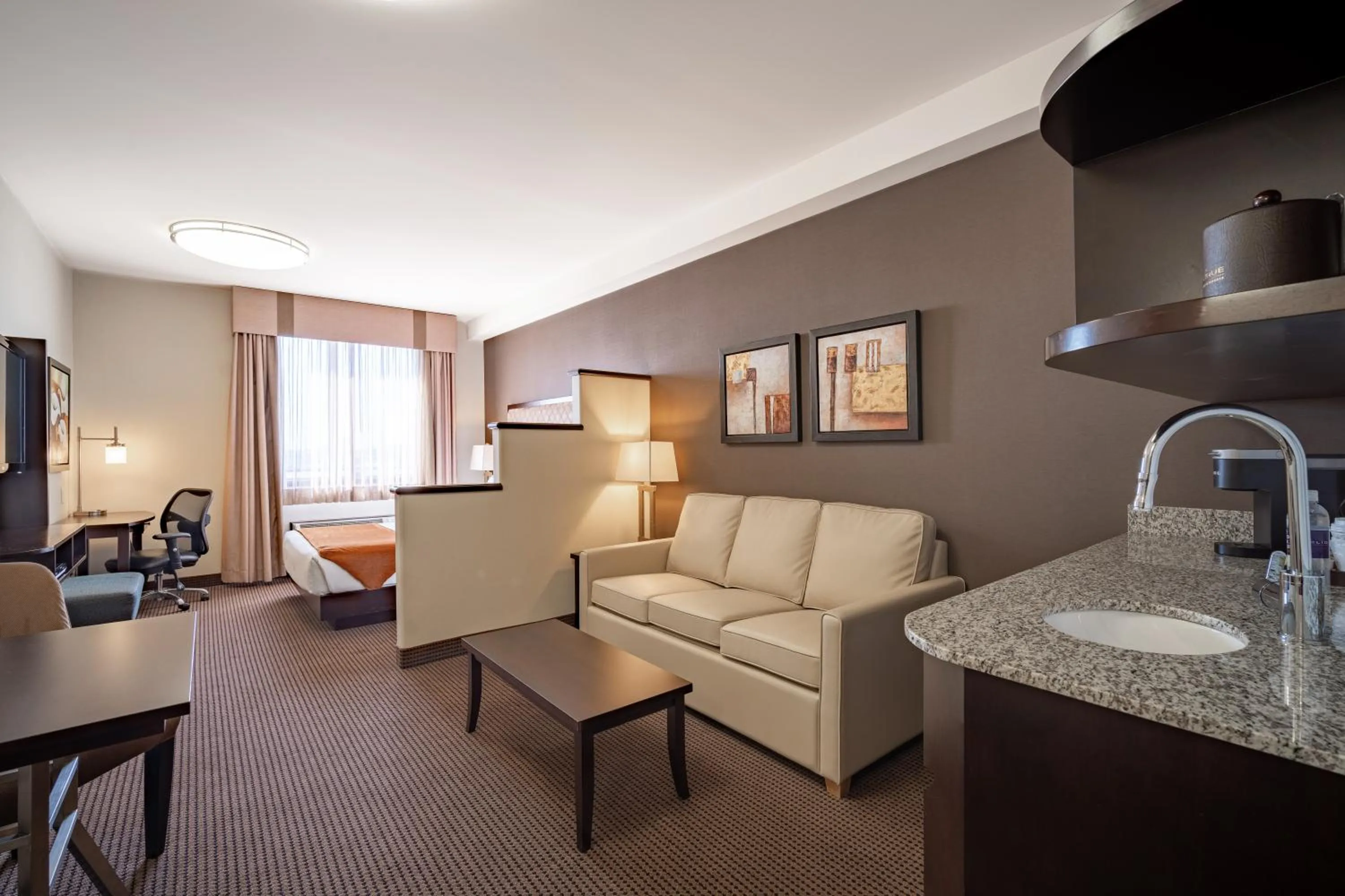 Premium Queen Suite in Acclaim Hotel by CLIQUE