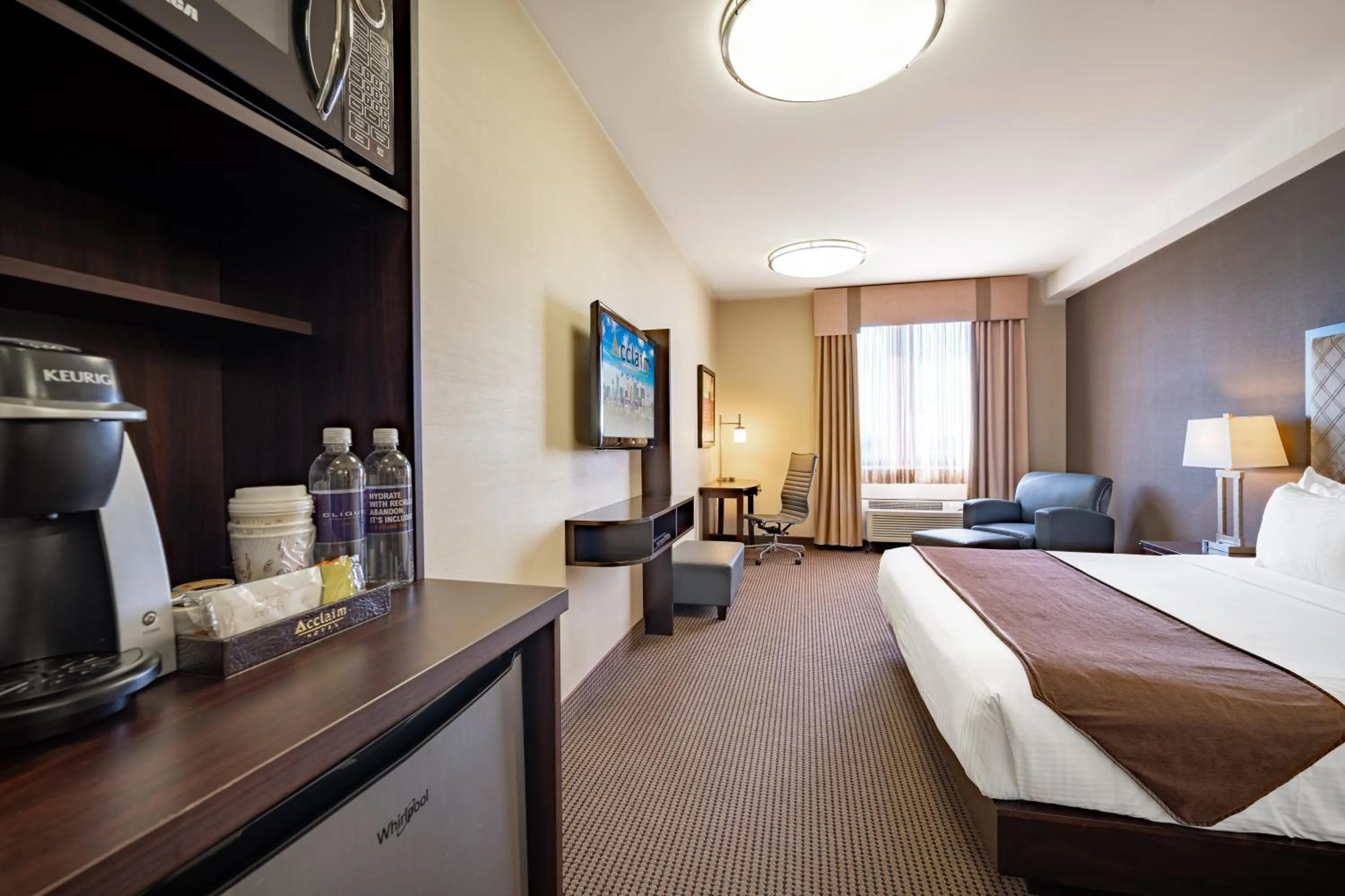 Premium King Room in Acclaim Hotel by CLIQUE