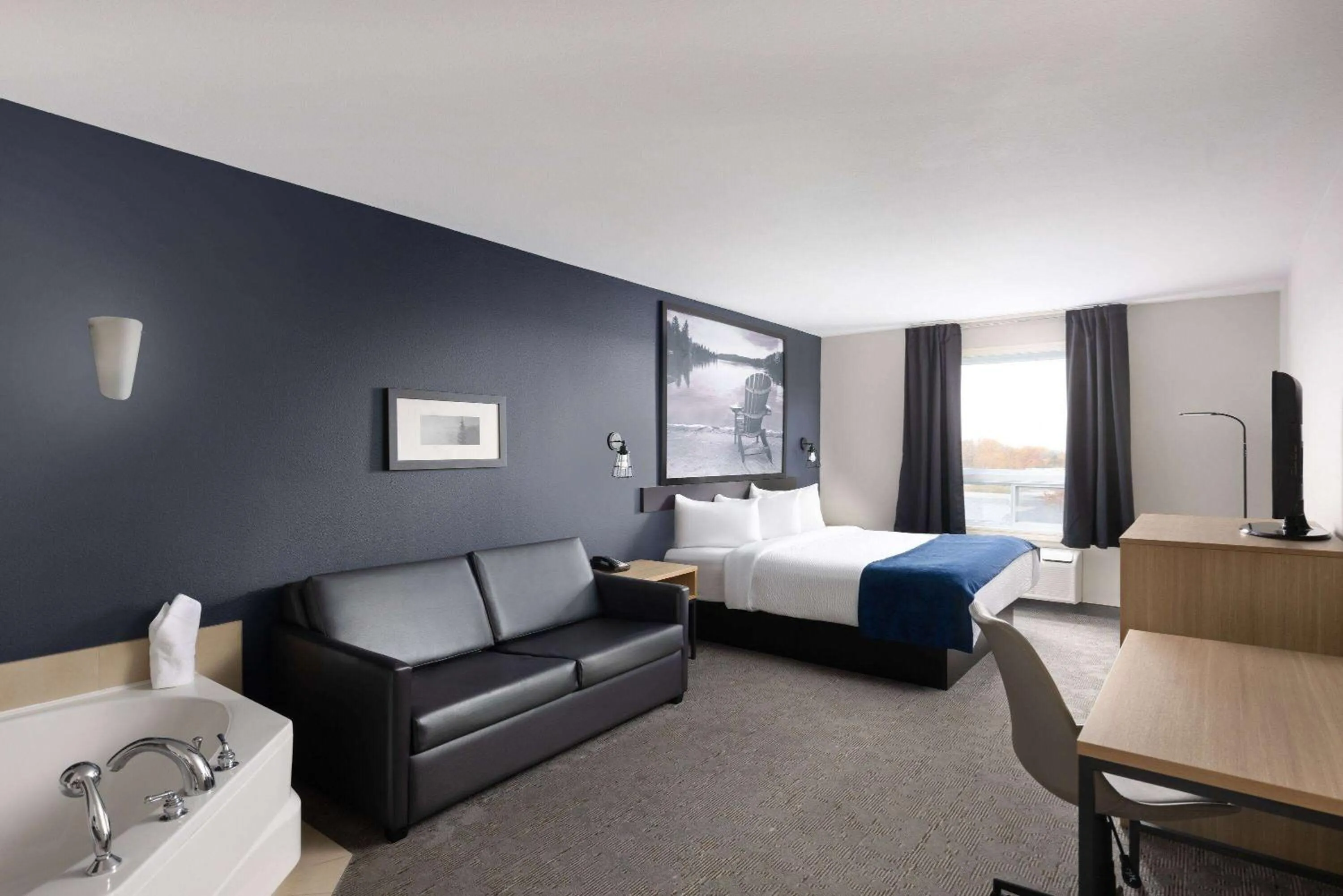 King Suite - Non-Smoking in Super 8 by Wyndham St-Jerome