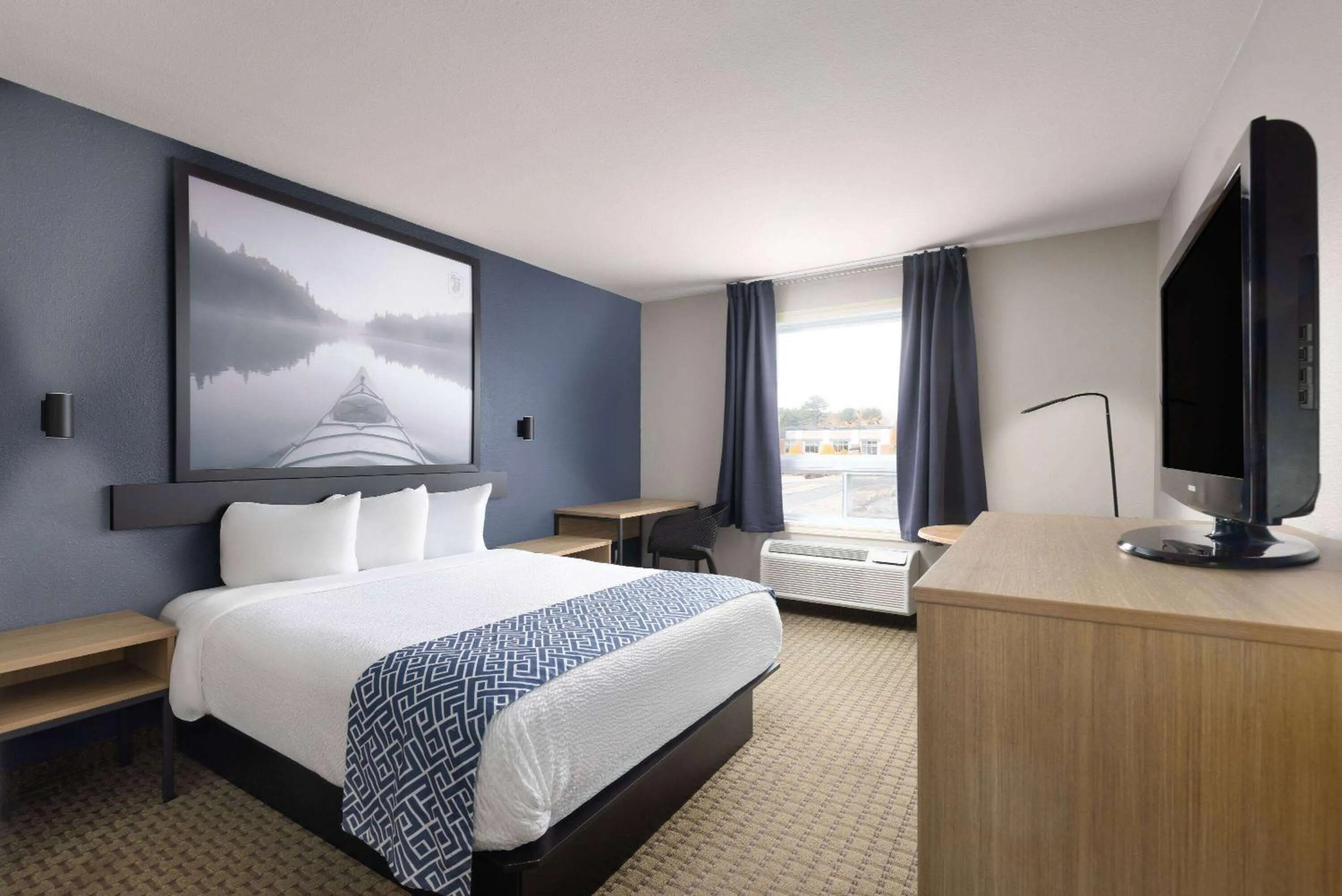 Queen Suite - Non-Smoking in Super 8 by Wyndham St-Jerome