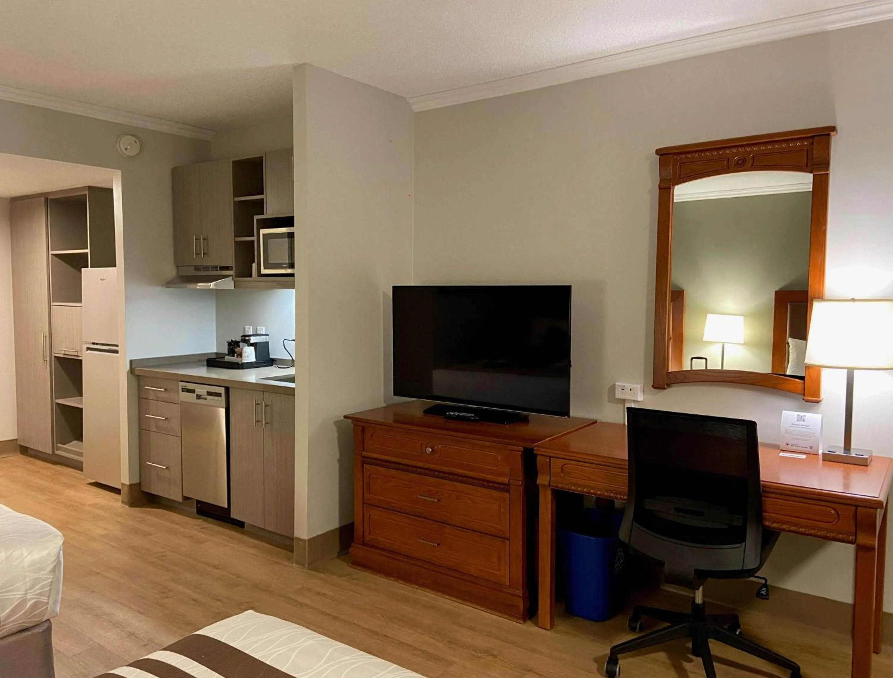 Queen Room with Kitchenette - Non-Smoking in Best Western Plus Ottawa City Centre