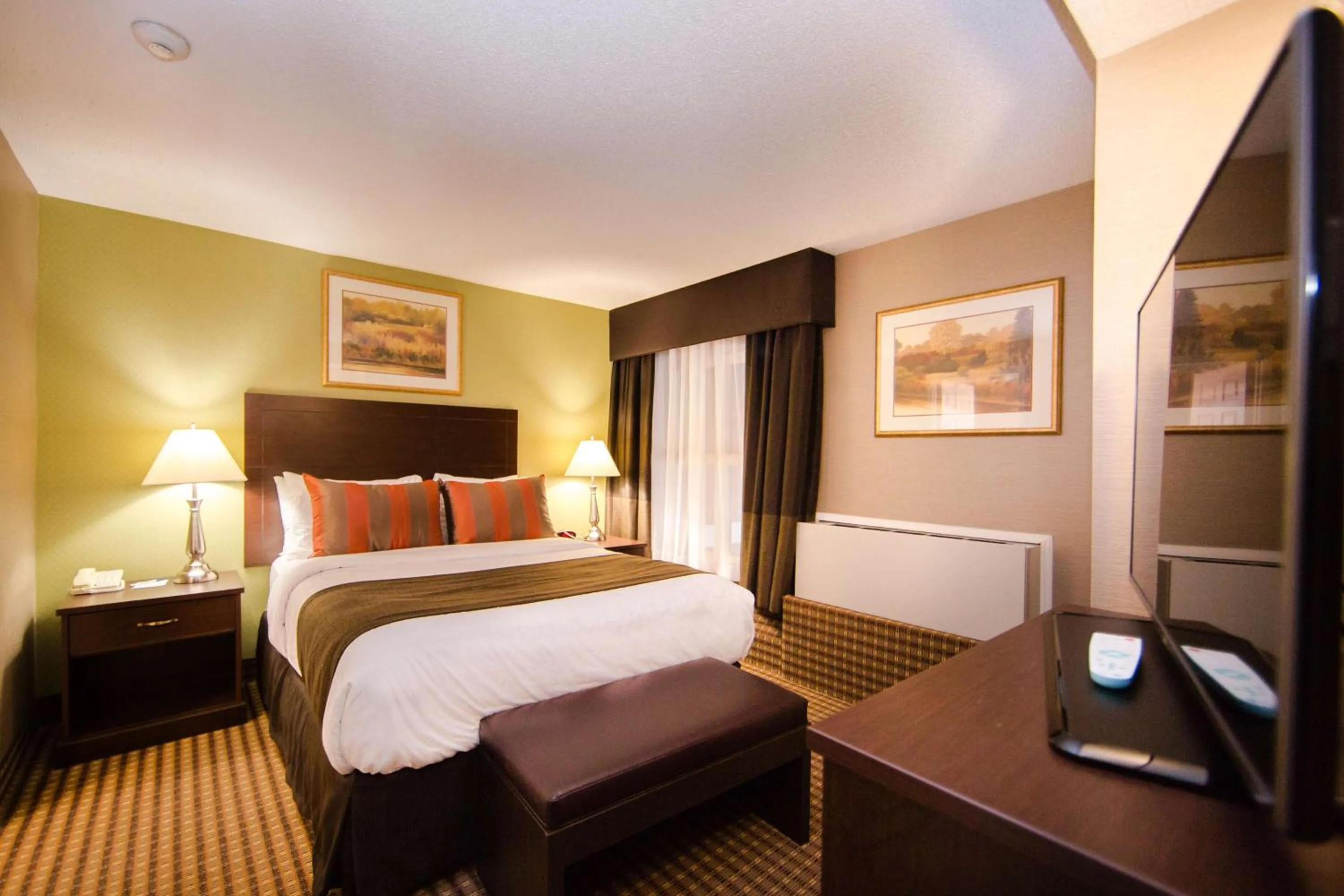 Queen Suite with Pool View in Best Western Plus Ottawa Kanata Hotel and Conference Centre