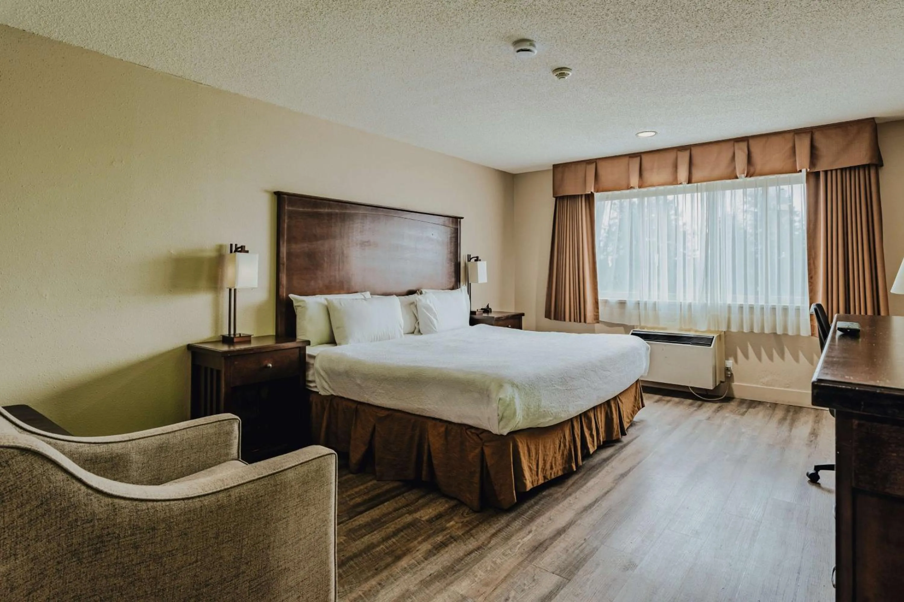 King Room with Bath Tub - Disability Access/Non-Smoking in SureStay Plus by Best Western Coquitlam