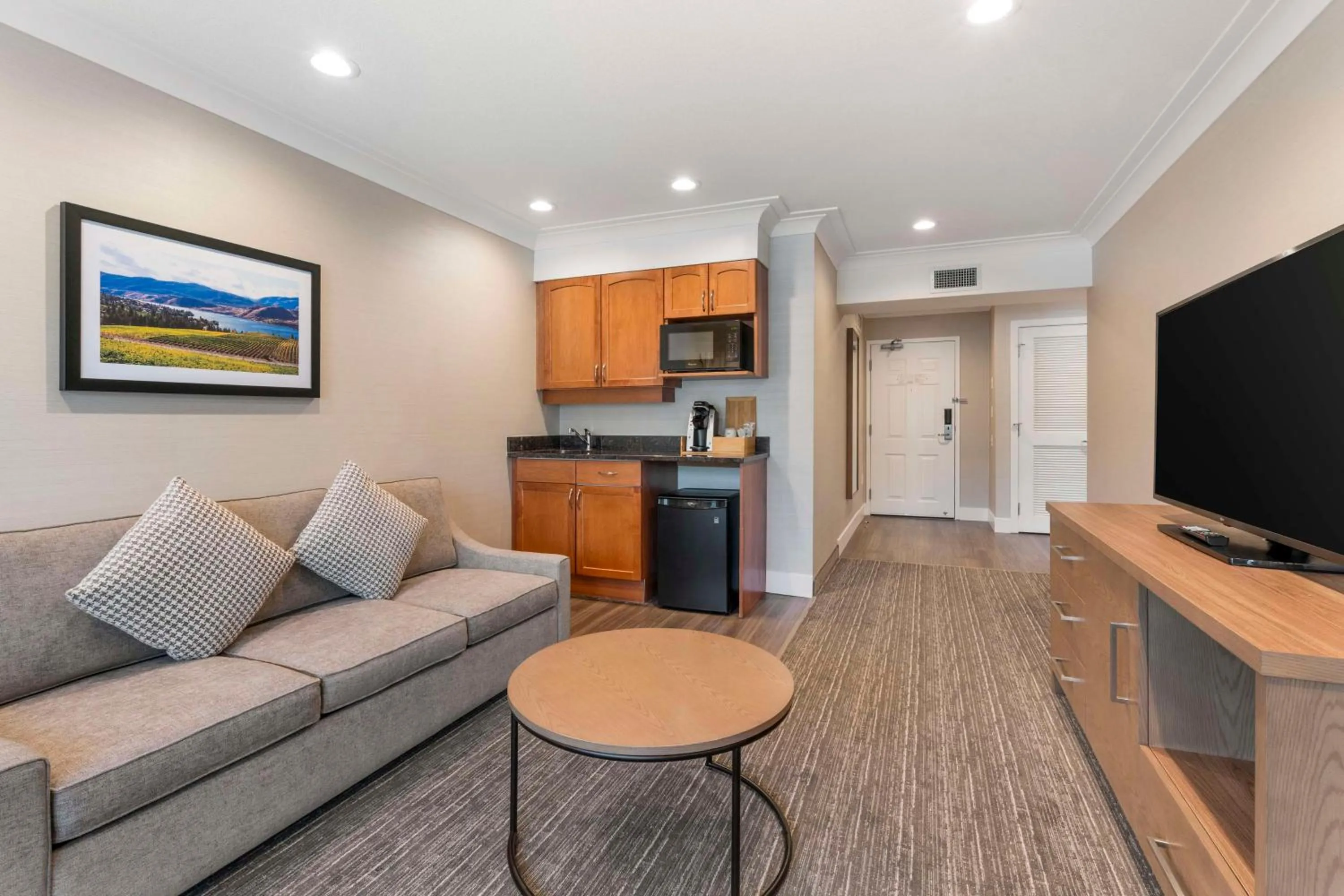 Queen Suite - Non-Smoking in Best Western Plus Kelowna Hotel & Suites