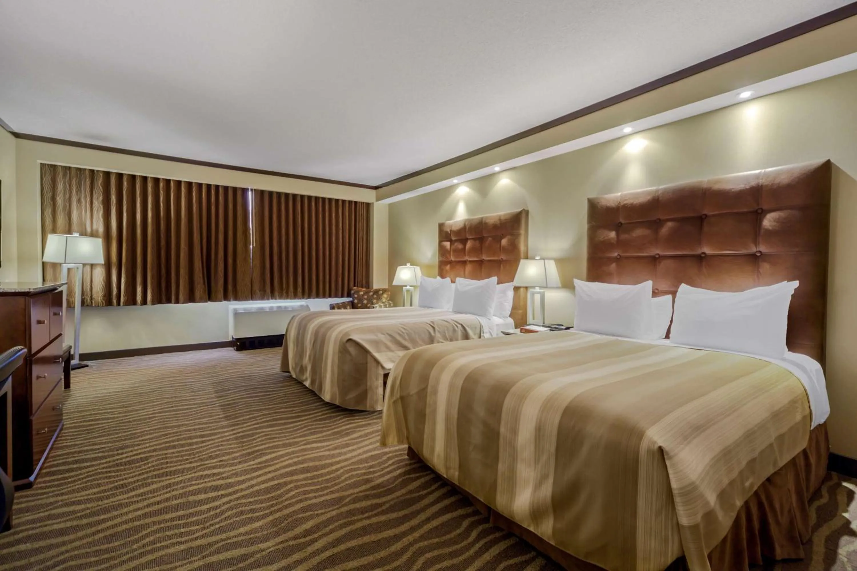 Queen Room with Two Queen Beds and Tub - Mobility Accessible/Non-Smoking in Best Western Premier Denham Inn & Suites