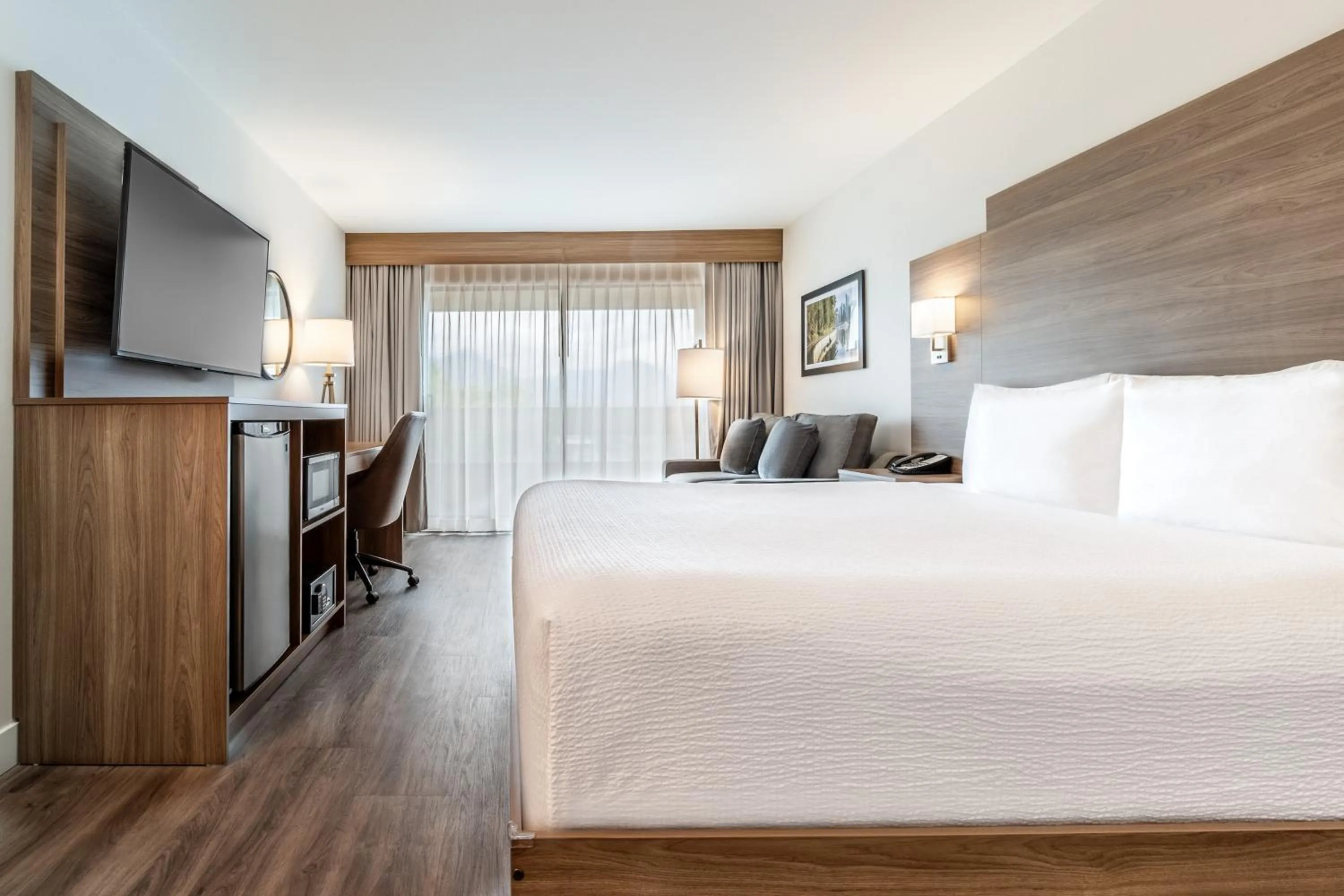 One King w/Sofa Bed in Atrium Hotel Vancouver