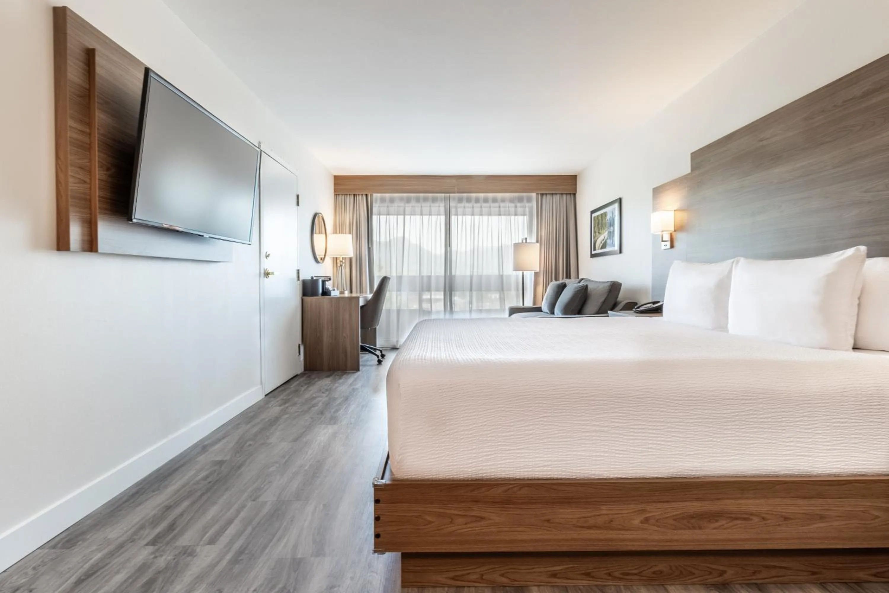 Corner King w/Sofa Bed & Wetbar in Atrium Hotel Vancouver