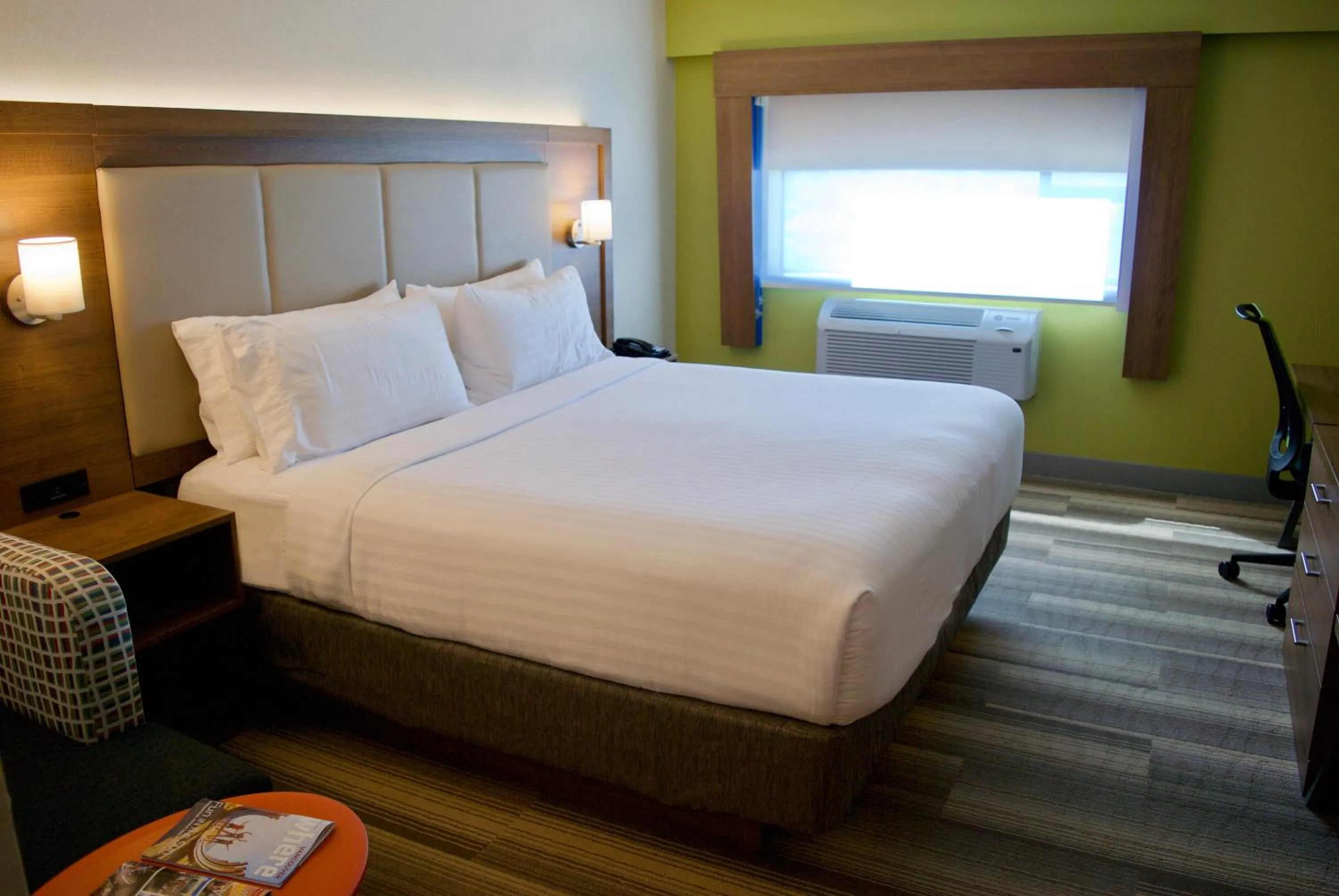 Standard King Room in Holiday Inn Express Vancouver Airport-Richmond by IHG